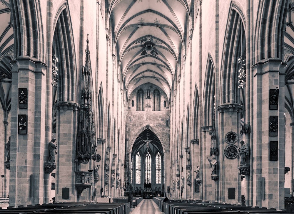 uma grande catedral cheia de bancos e janelas