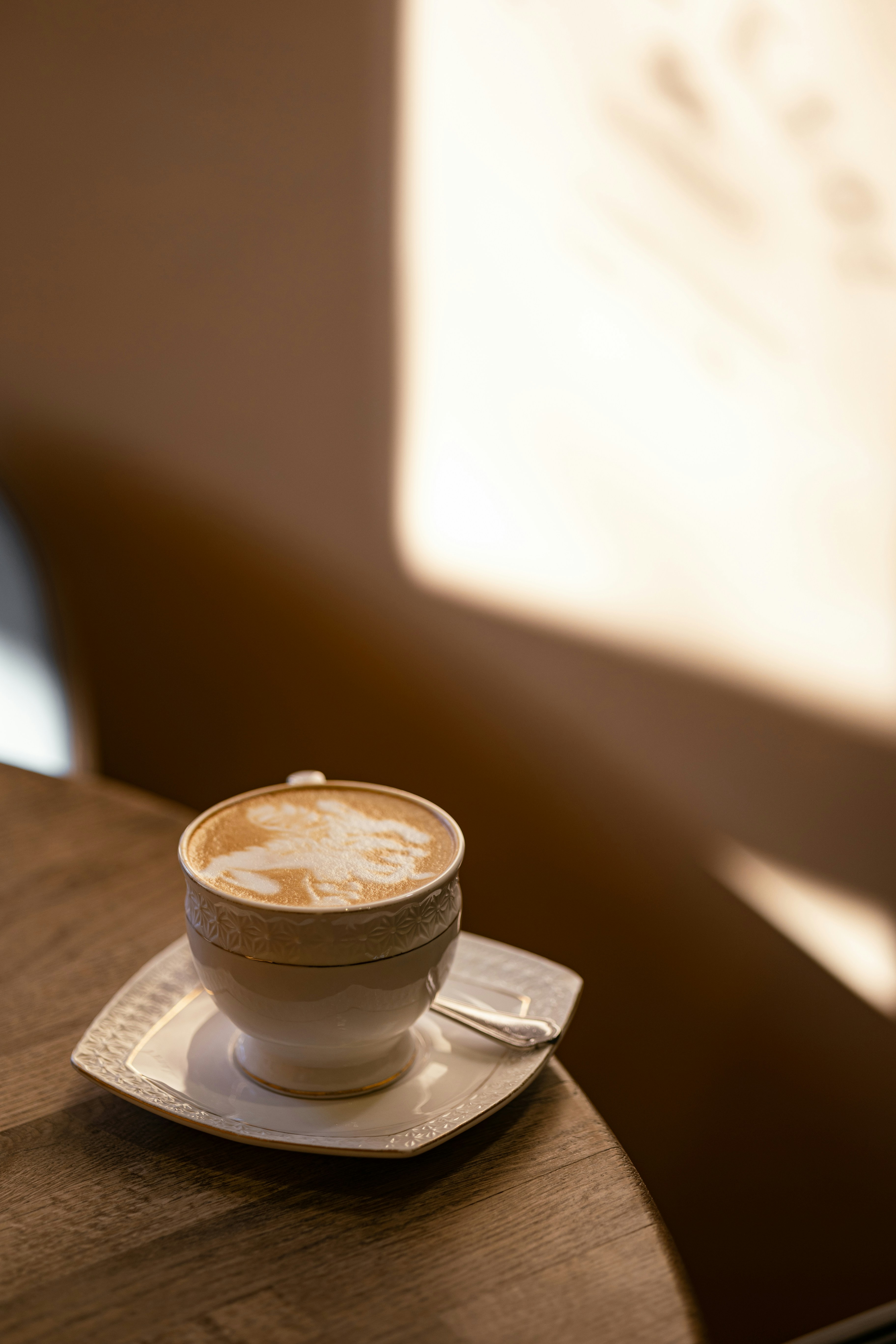 una tazza di caffè seduta sopra un piattino