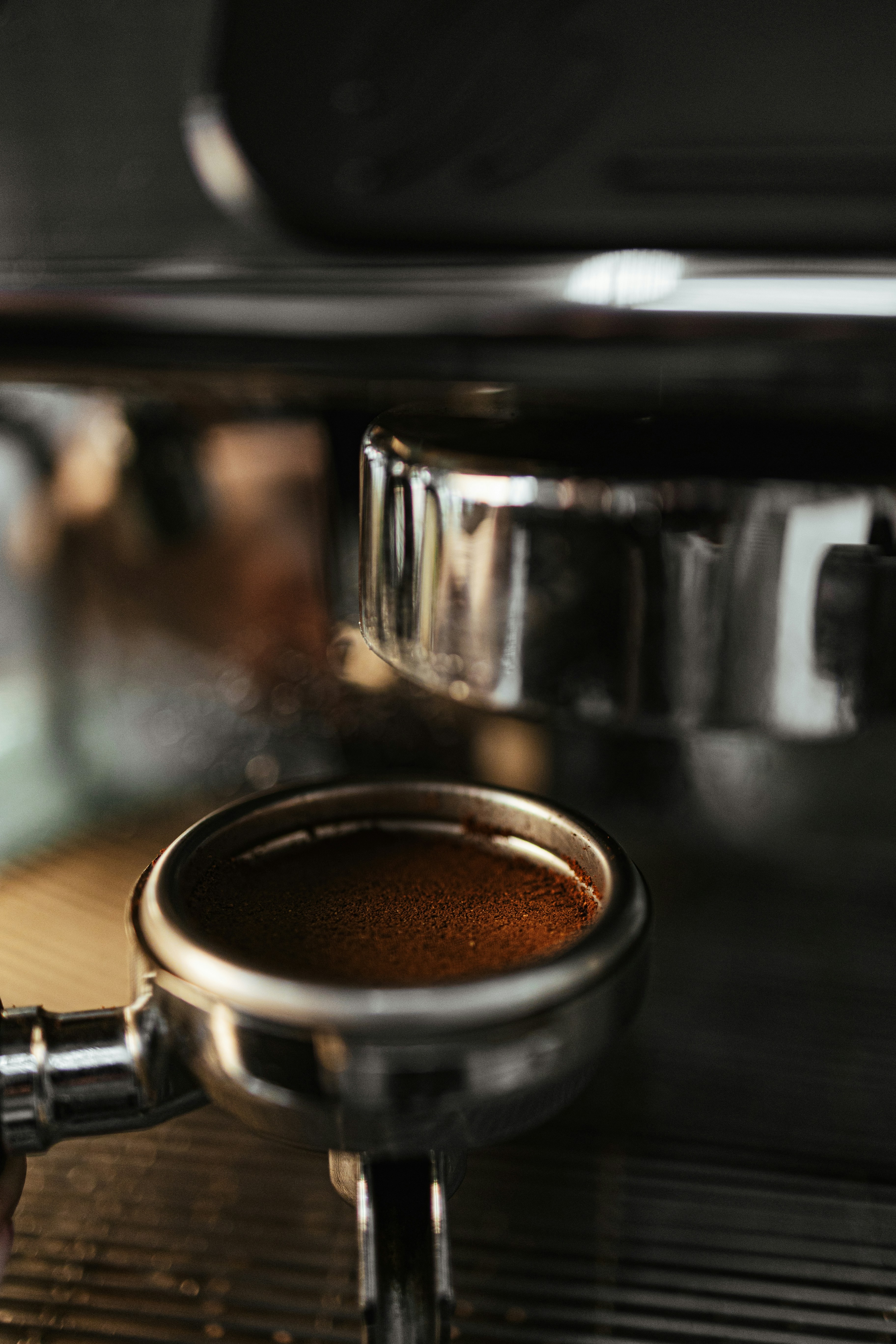 Un primo piano di una caffettiera su una macchina da caffè