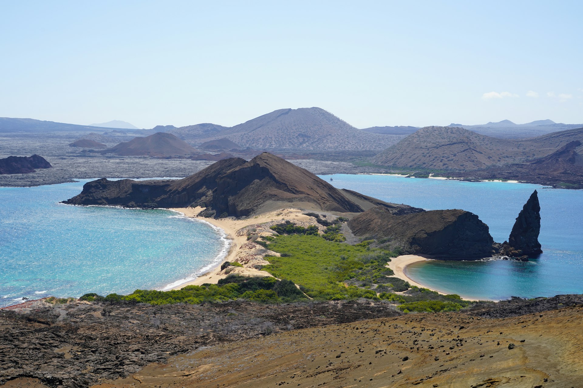 Isla Galápagos con playa y agua turquesa