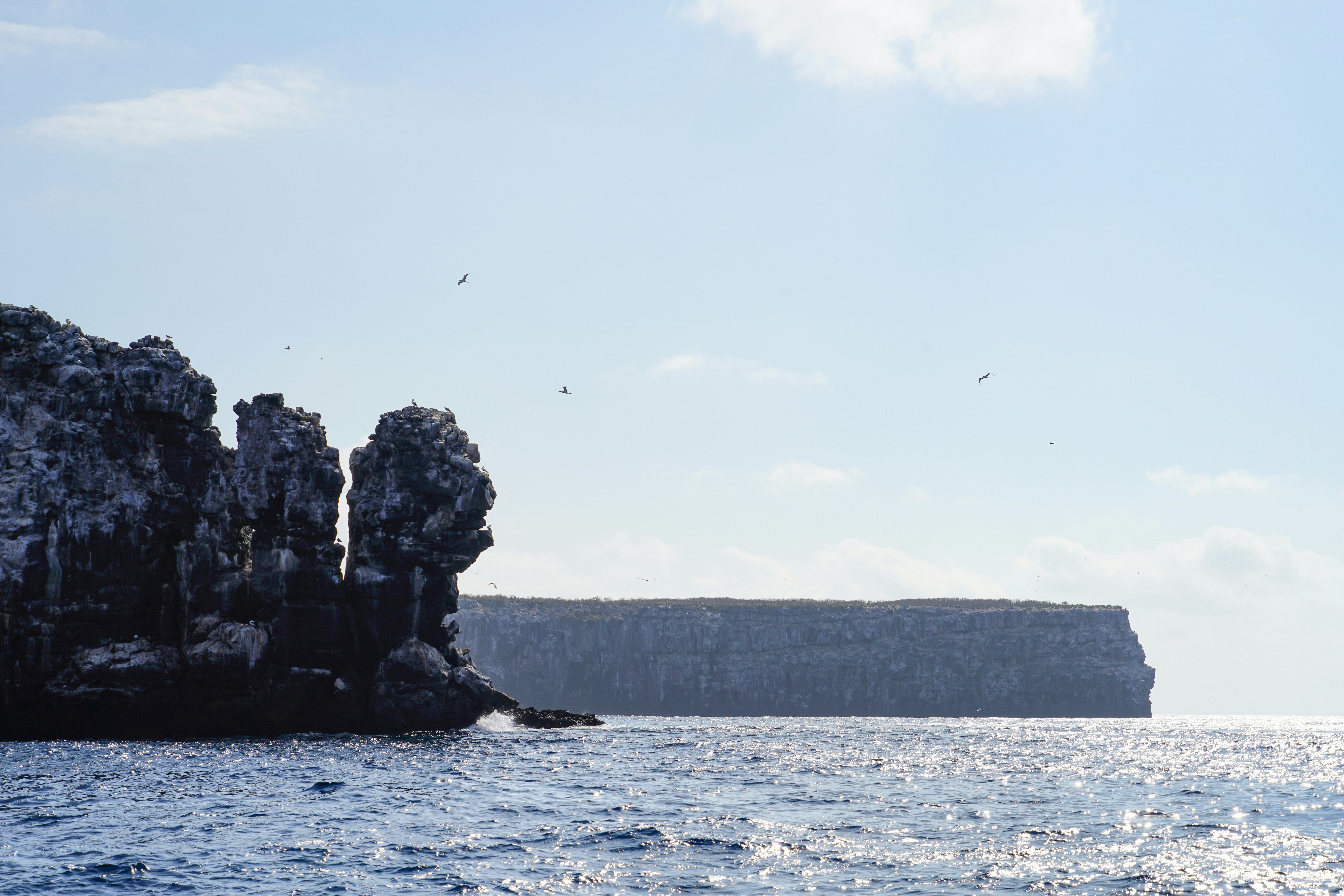 une formation rocheuse au milieu d’un plan d’eau