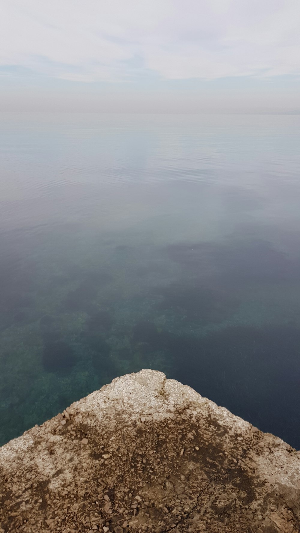 Una vista dell'acqua dalla cima di una collina