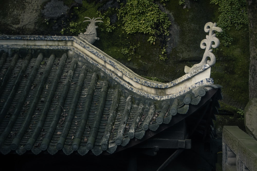 the roof of a building with a dragon decoration on it