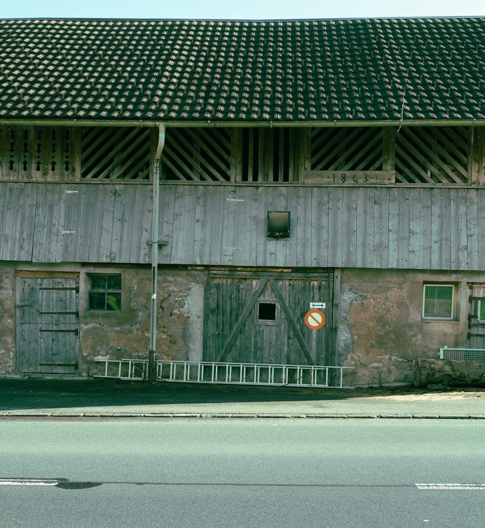 ein altes Gebäude mit einem Schild an der Seite