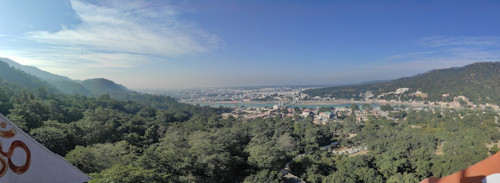 uma vista de uma cidade de um ponto de vista alto