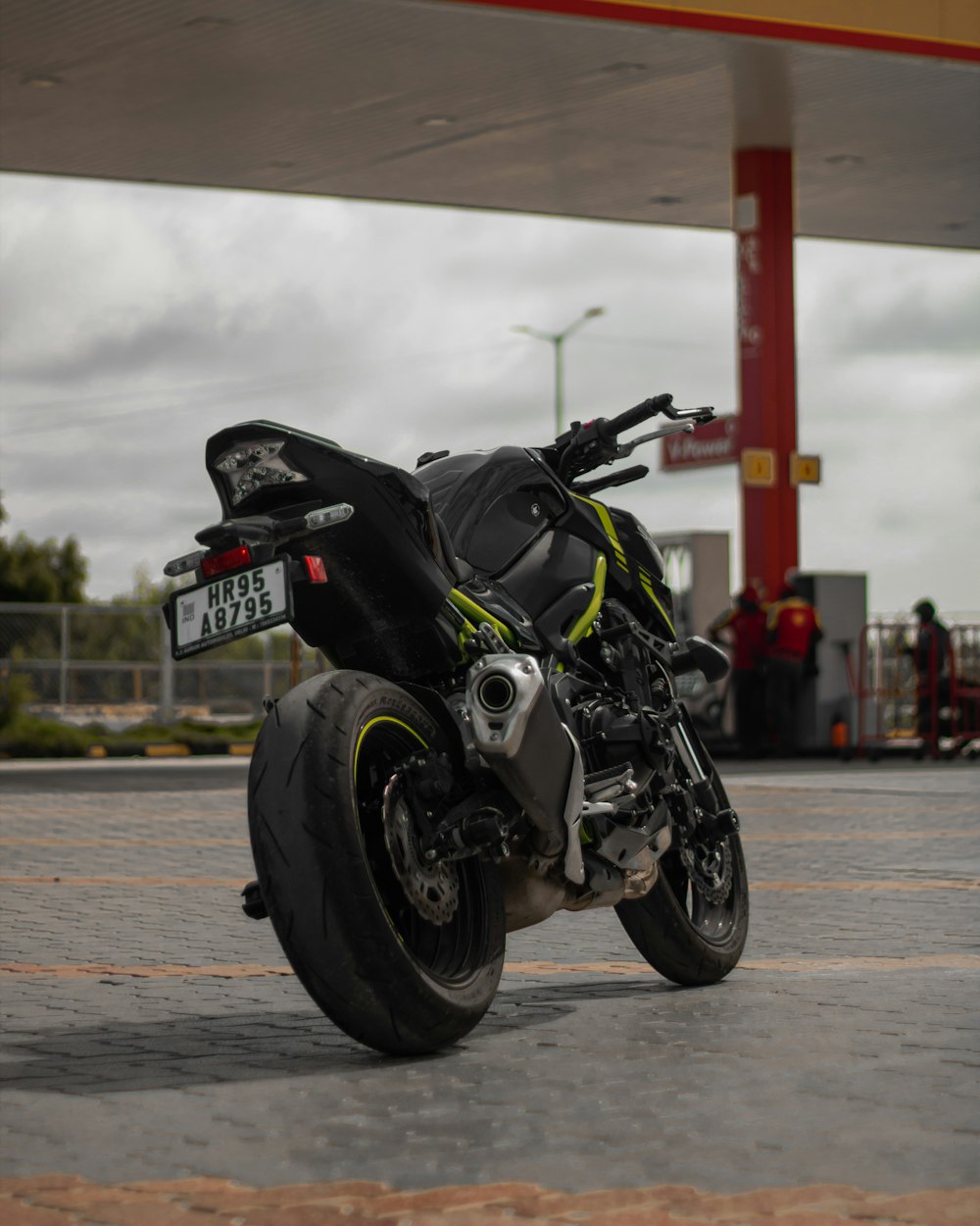 ein Motorrad, das vor einer Tankstelle geparkt ist