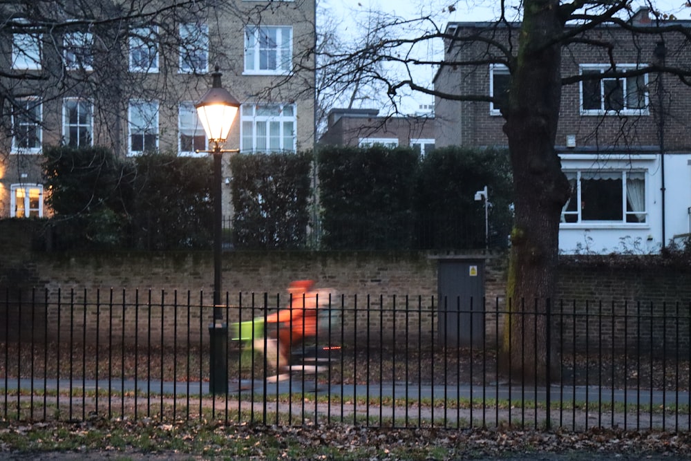 街灯の横に座る公園のベンチ