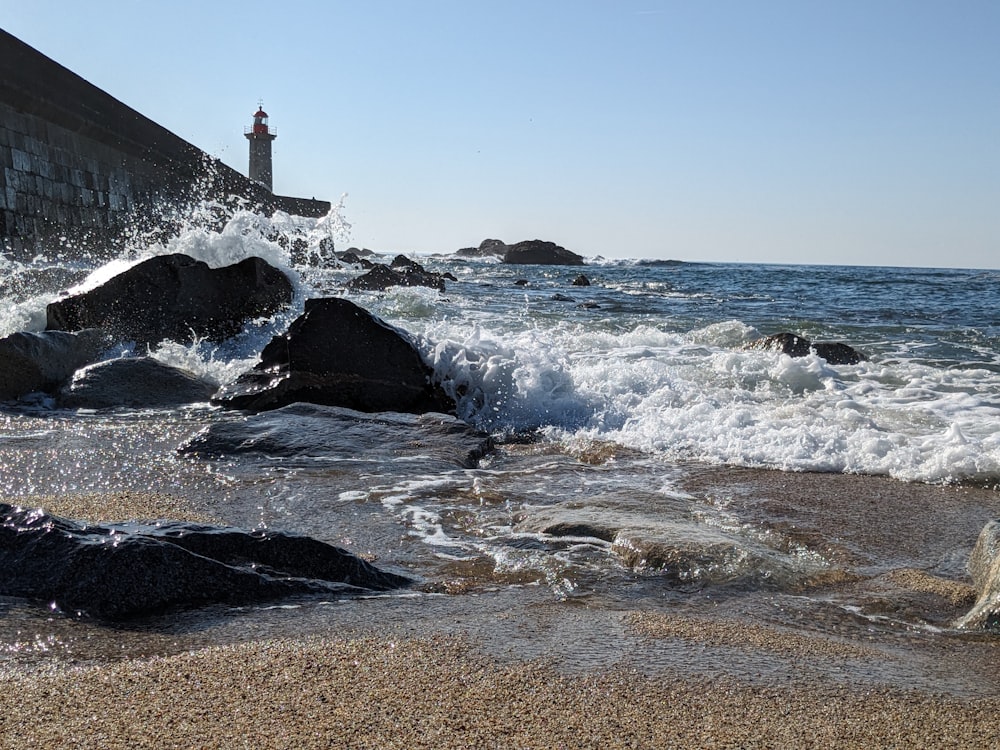 Un faro en una costa rocosa cerca del océano