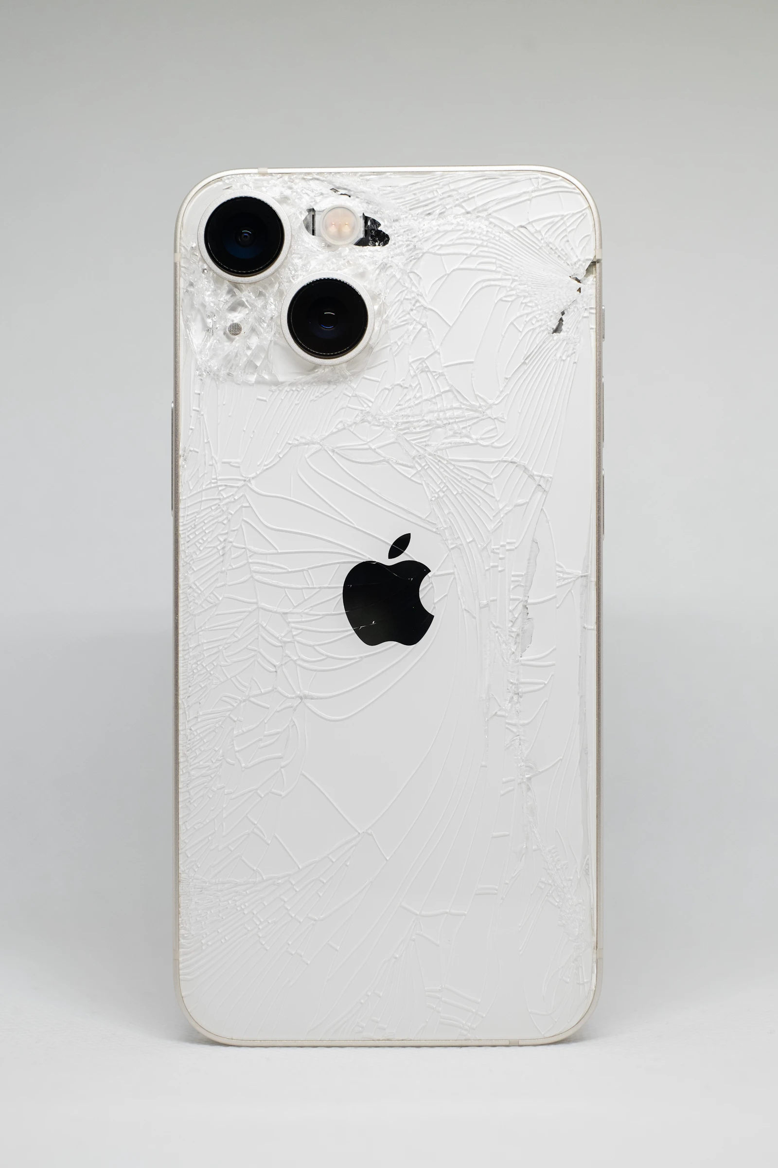 Hvid iPhone med knust skærm
