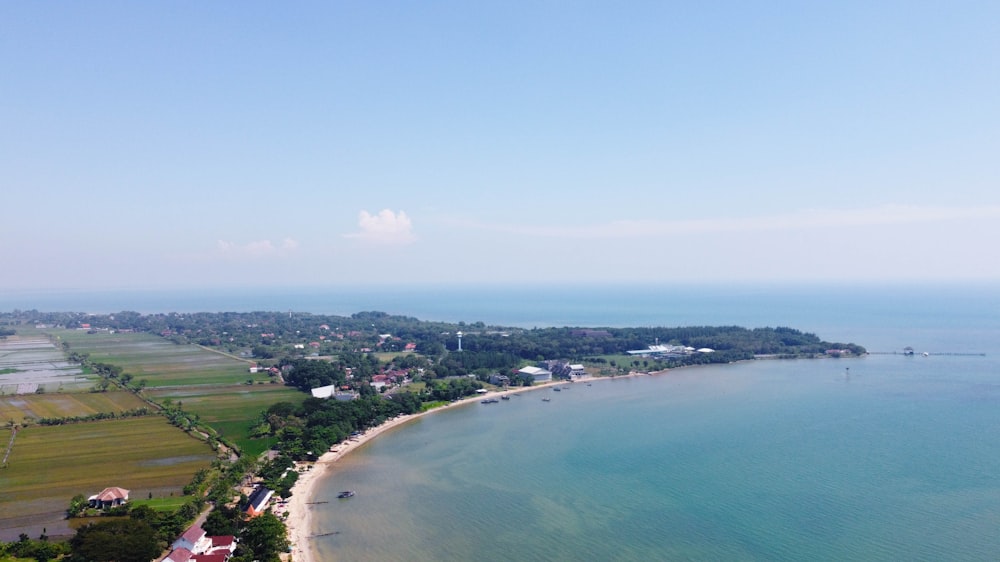 une vue aérienne d’une grande étendue d’eau ;