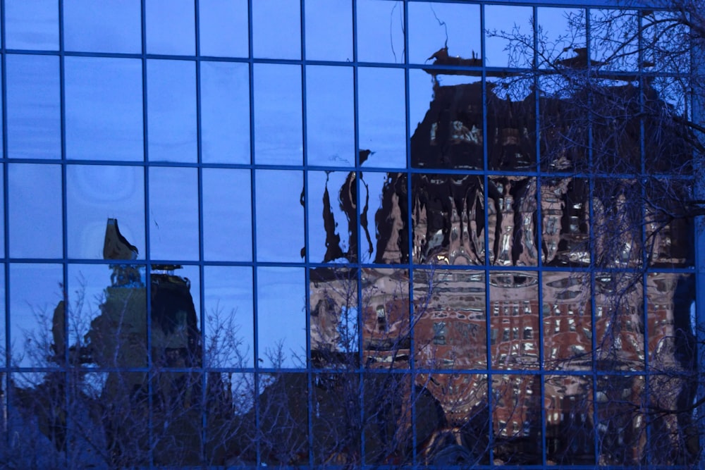 un riflesso di un edificio nelle finestre di un altro edificio