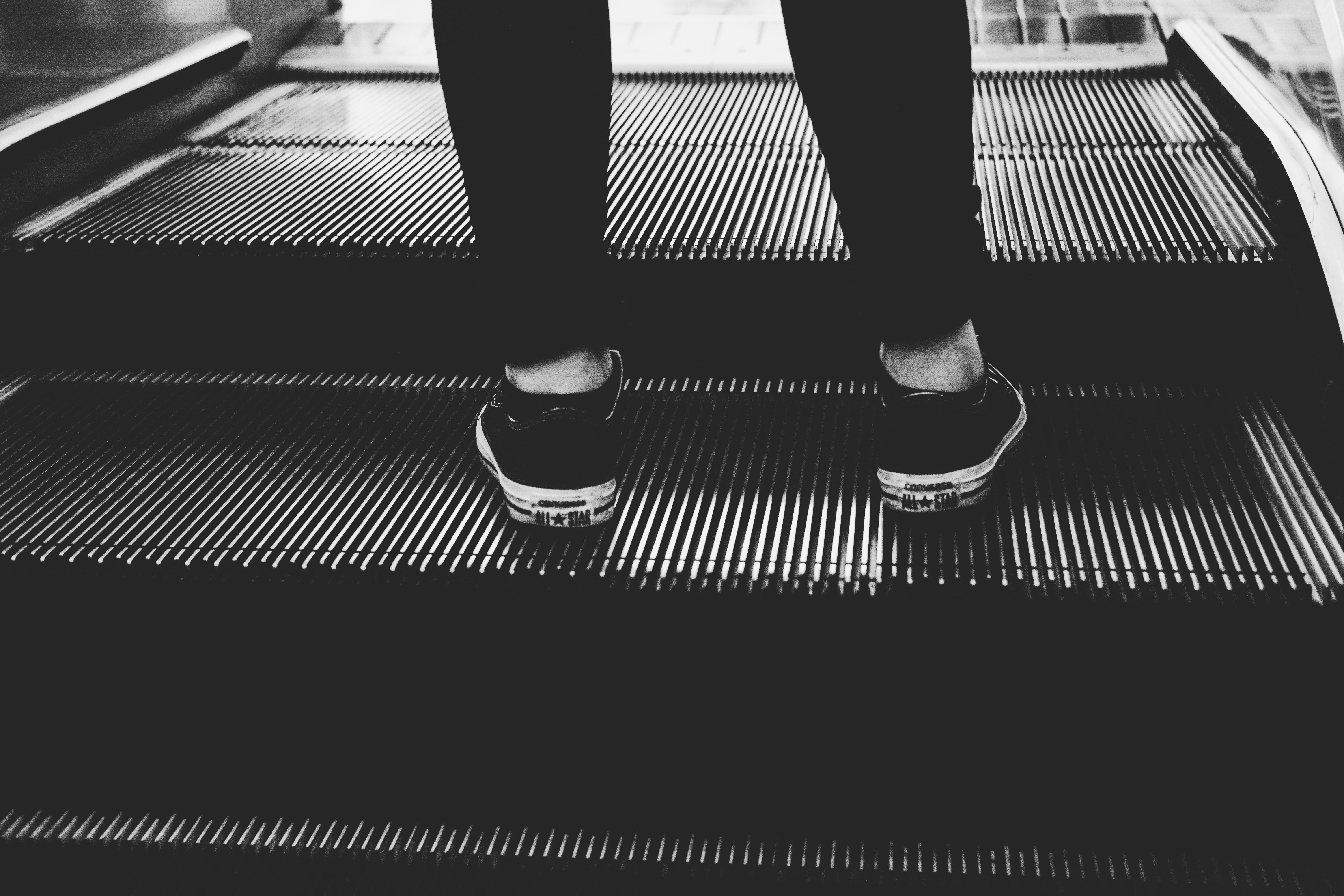 Hayatında ilerleme kaydedemediği için kendini bir döngüde hapsolmuş hisseden ve yerinde sayan bir kişinin metaforik görseli.