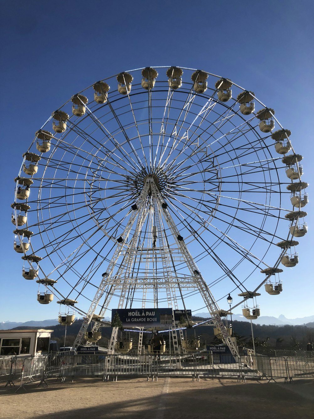 una grande ruota panoramica seduta in cima a un campo