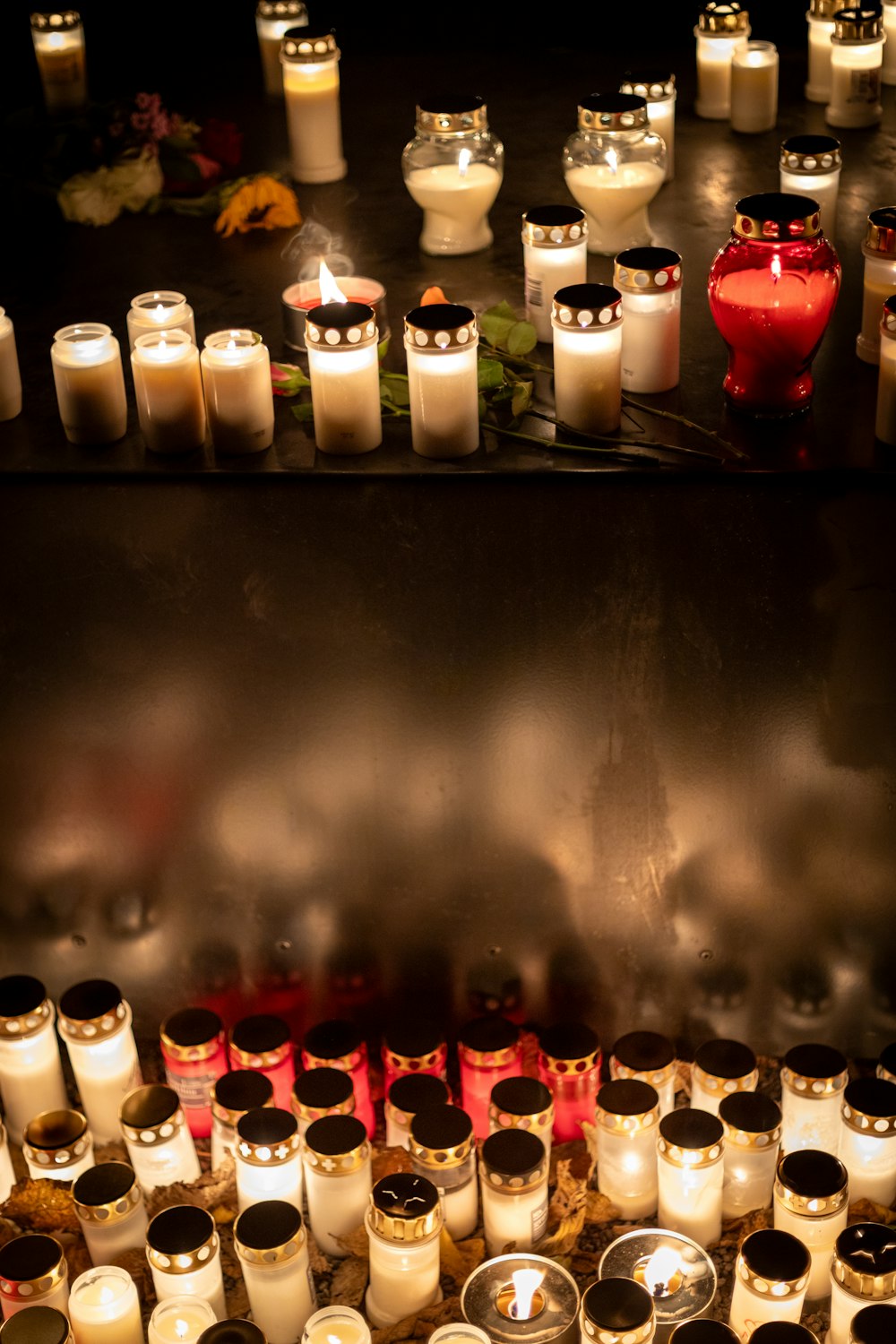 um monte de velas que estão sobre uma mesa