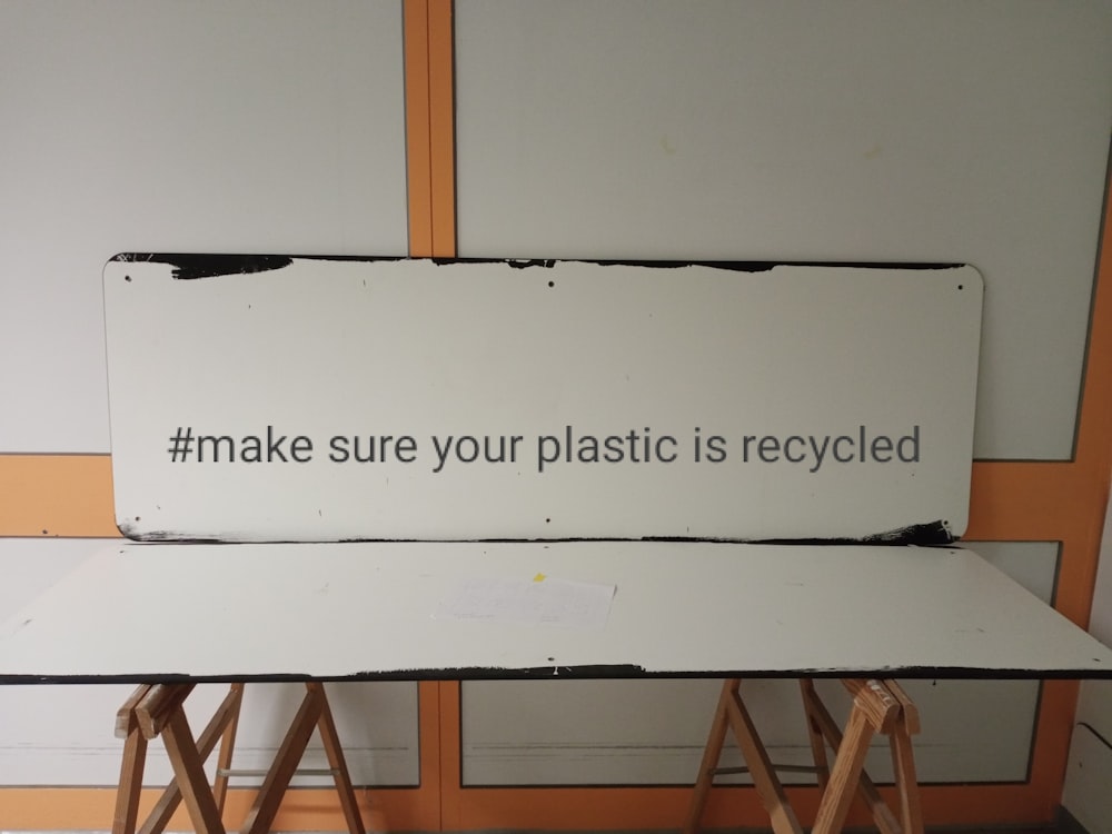 Ein Schild mit der Aufschrift: Stellen Sie sicher, dass Ihr Kunststoff recycelt ist