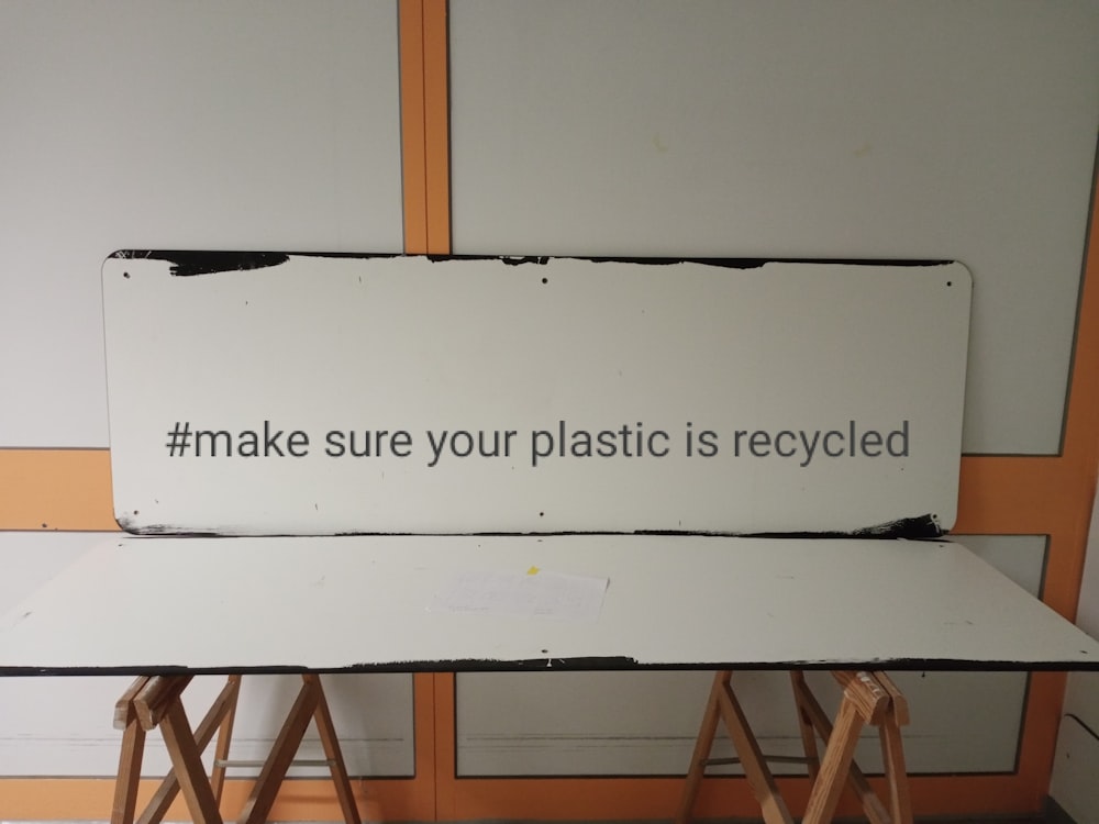 uma placa que diz certifique-se de que seu plástico é reciclado