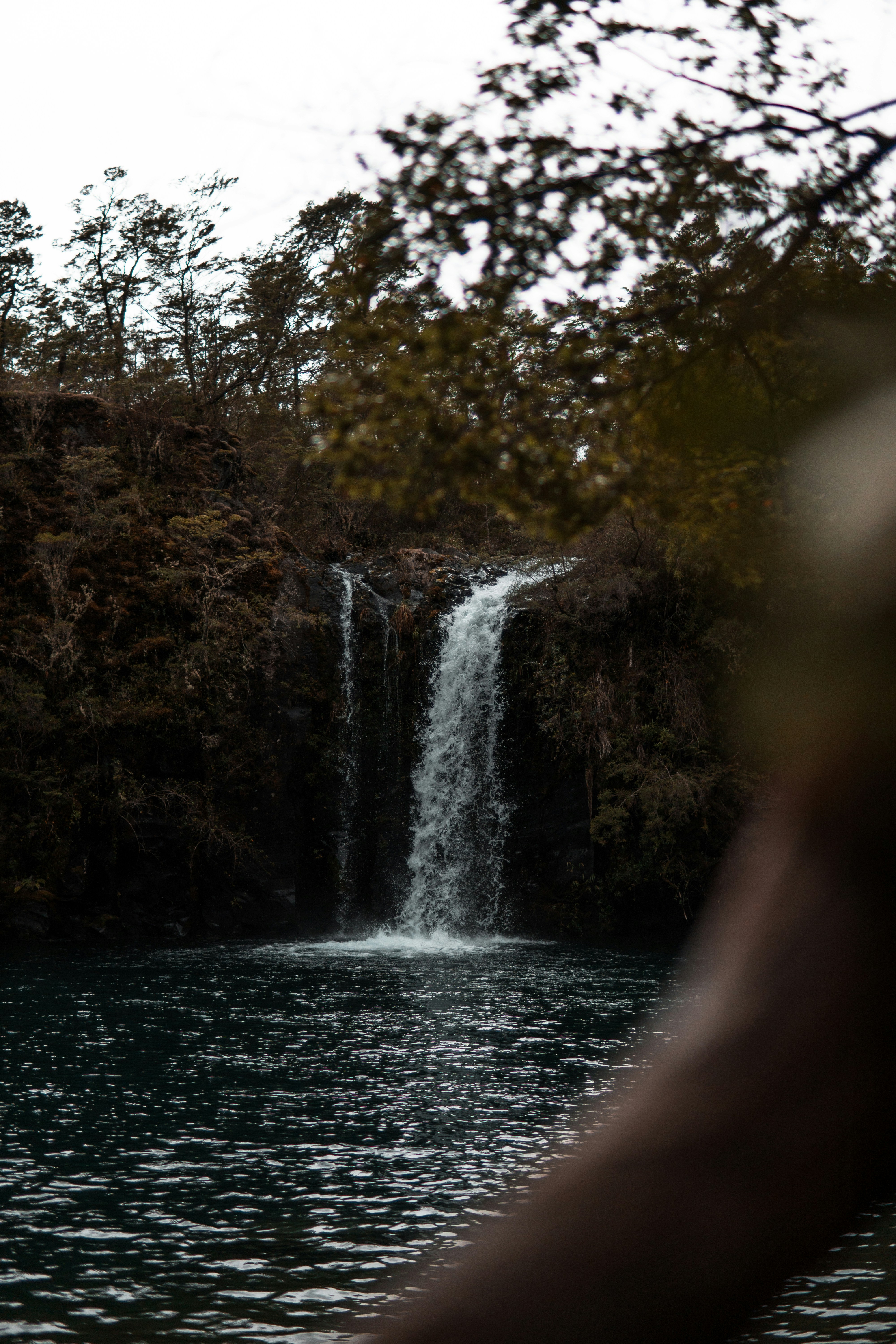 una persona in piedi davanti a una cascata