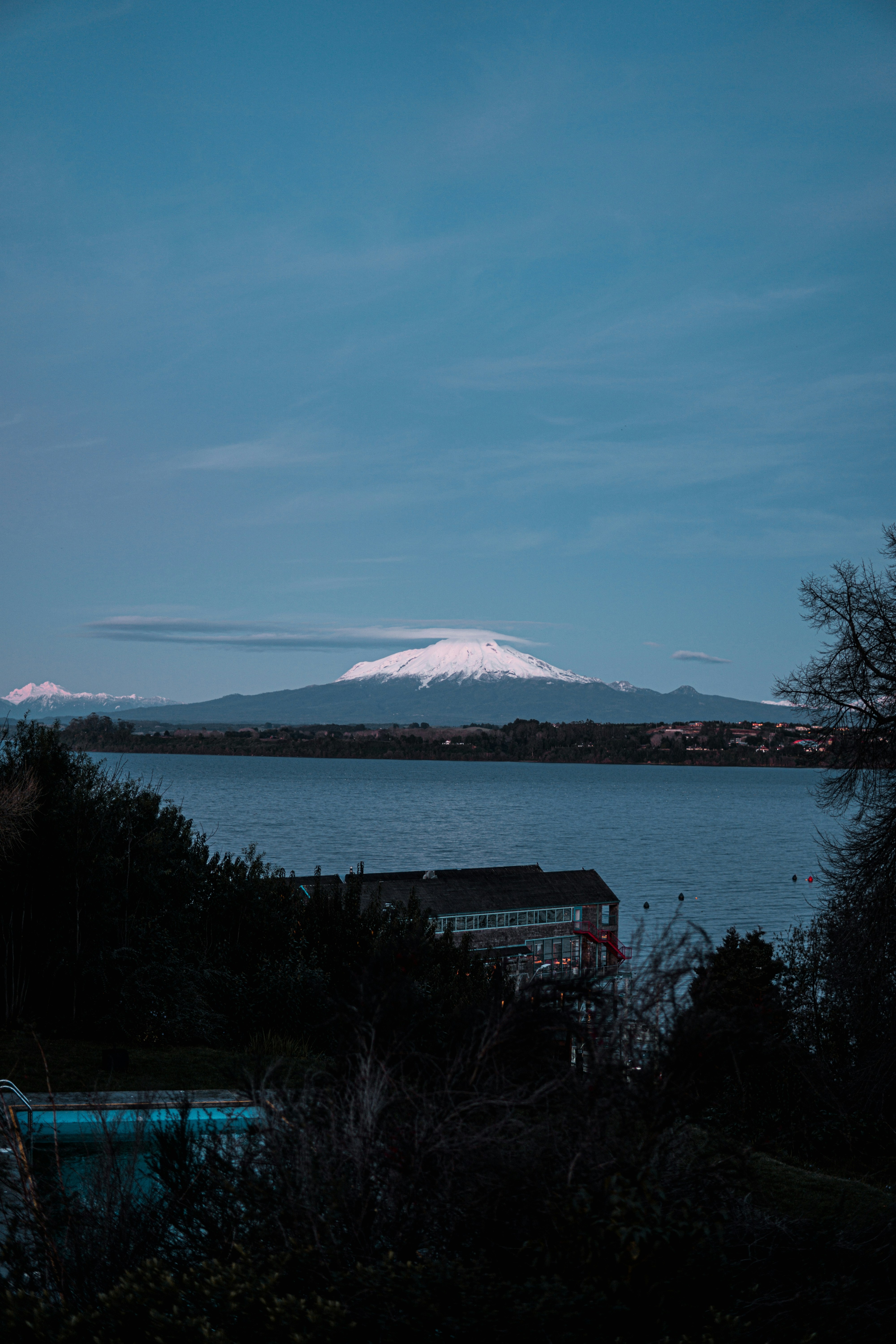 uno specchio d'acqua con una montagna sullo sfondo