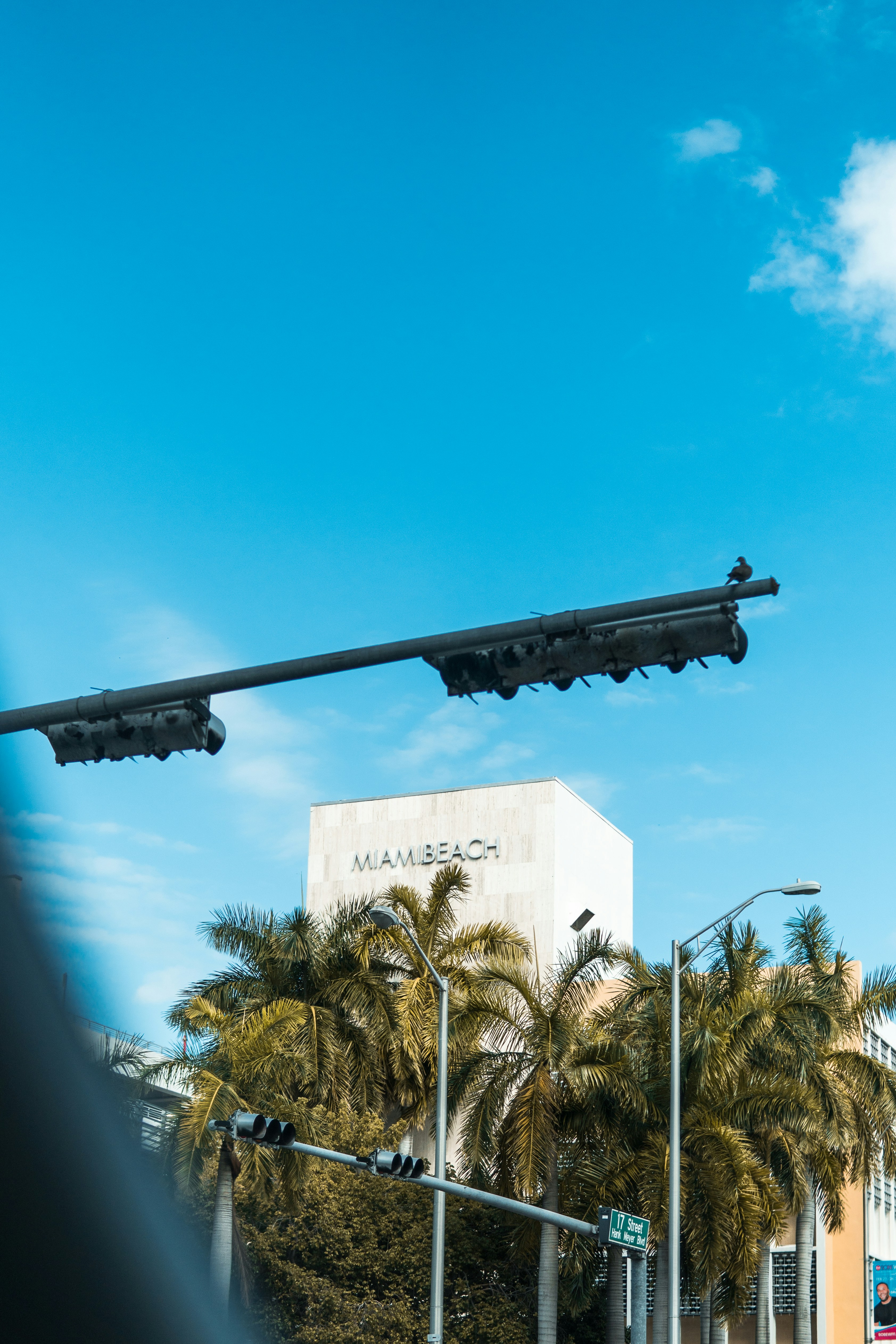 un semaforo sospeso su una strada cittadina