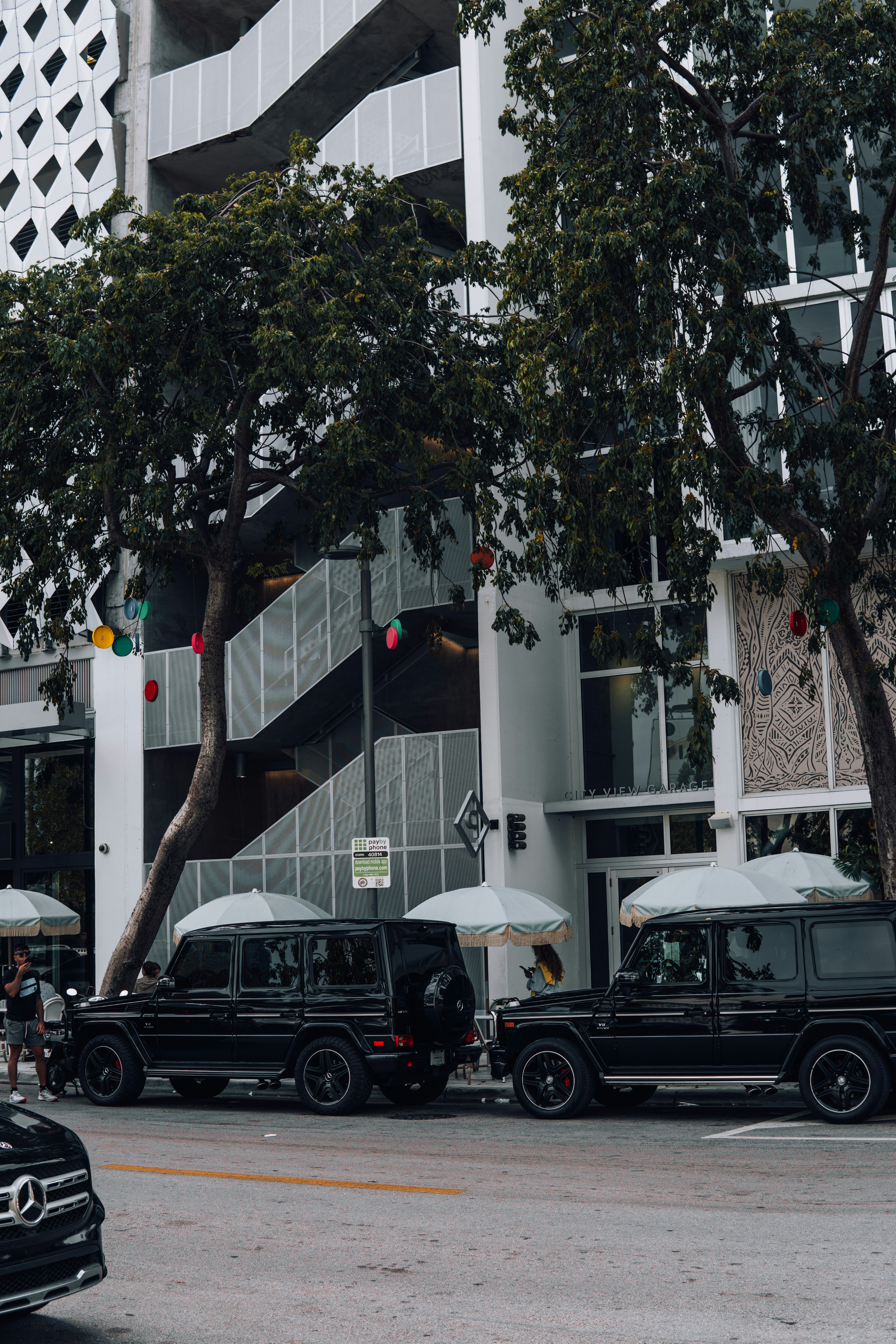 un mucchio di auto parcheggiate davanti a un edificio