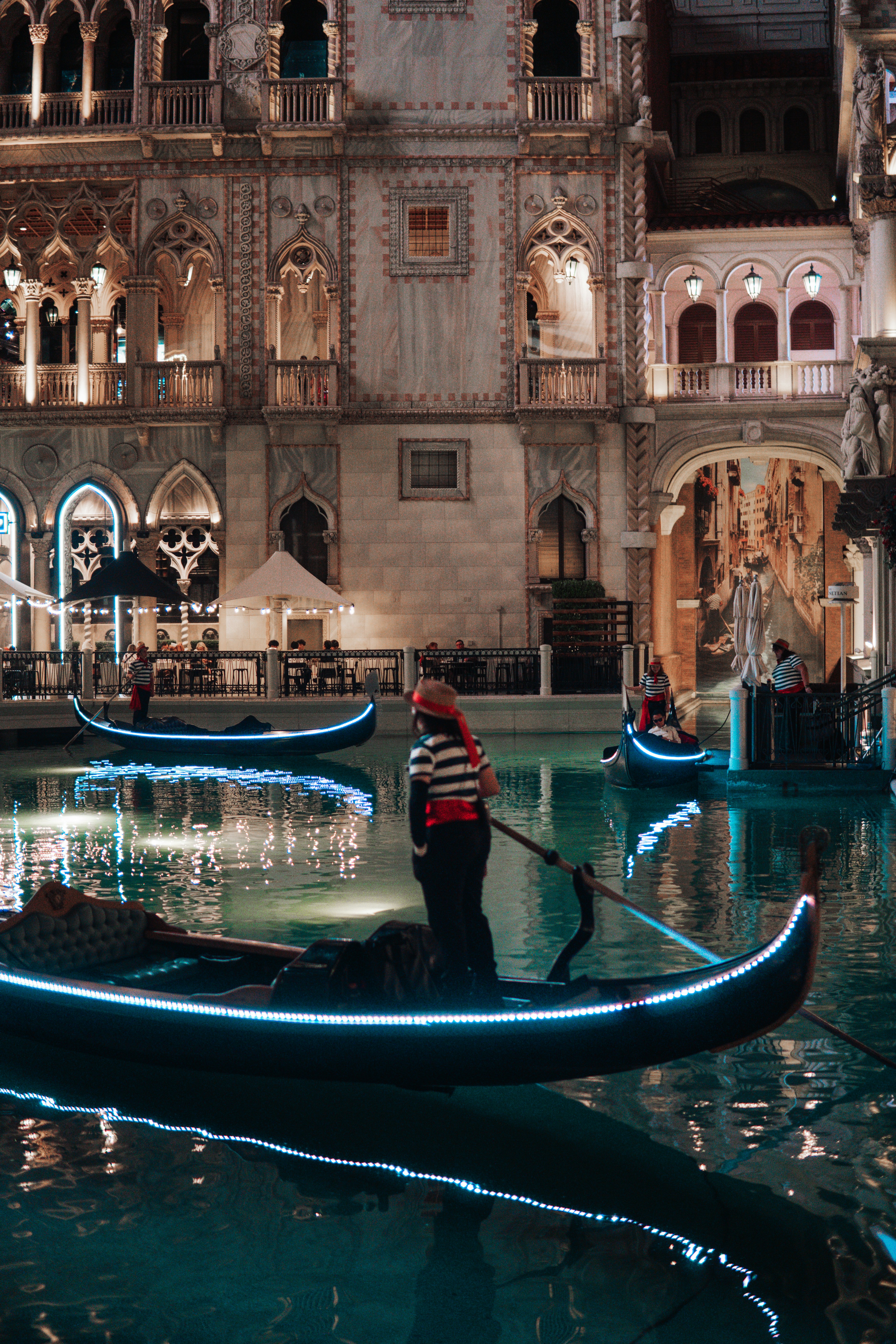 una gondola al centro di un grande edificio