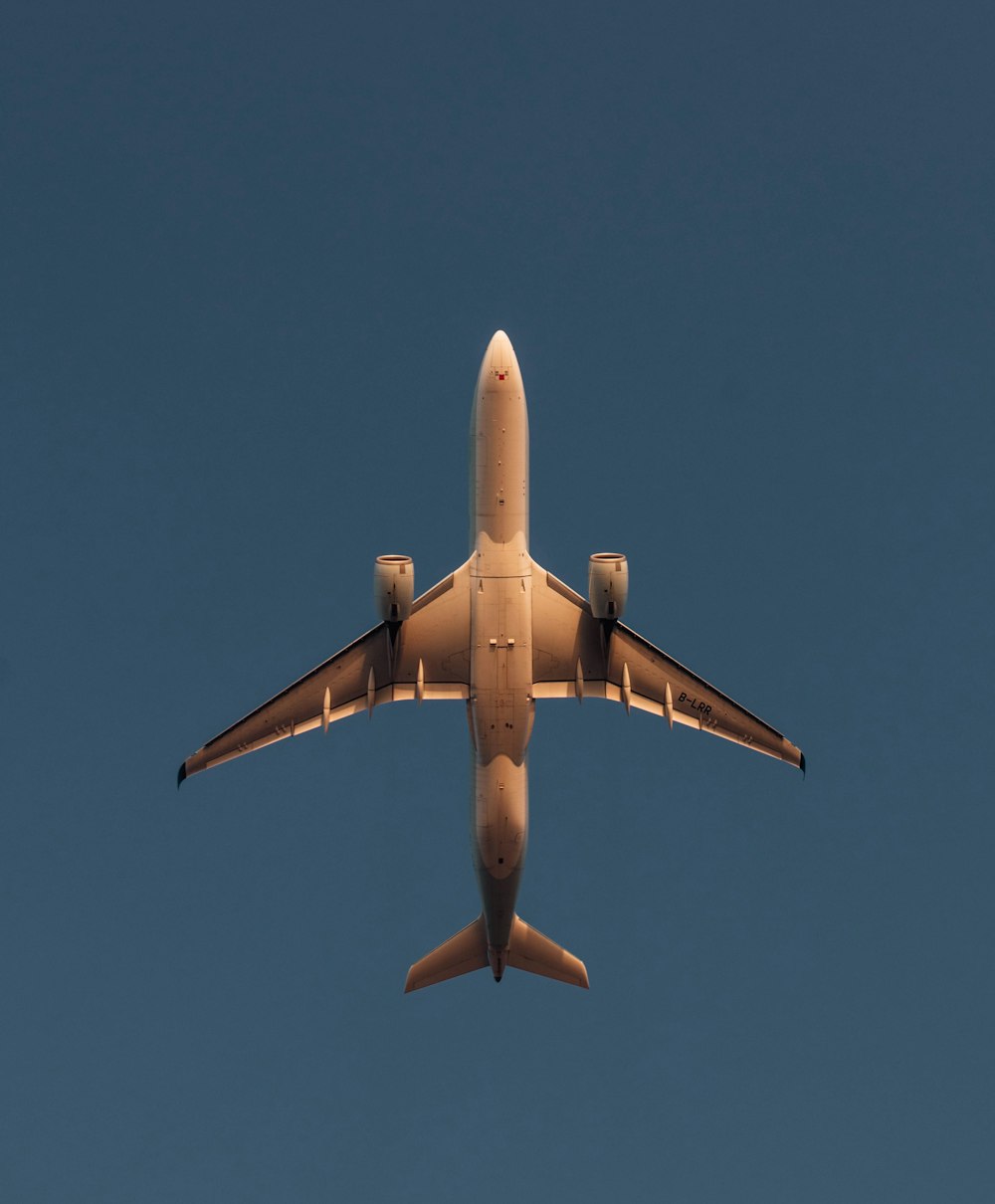 青空を飛ぶ大型ジェット旅客機