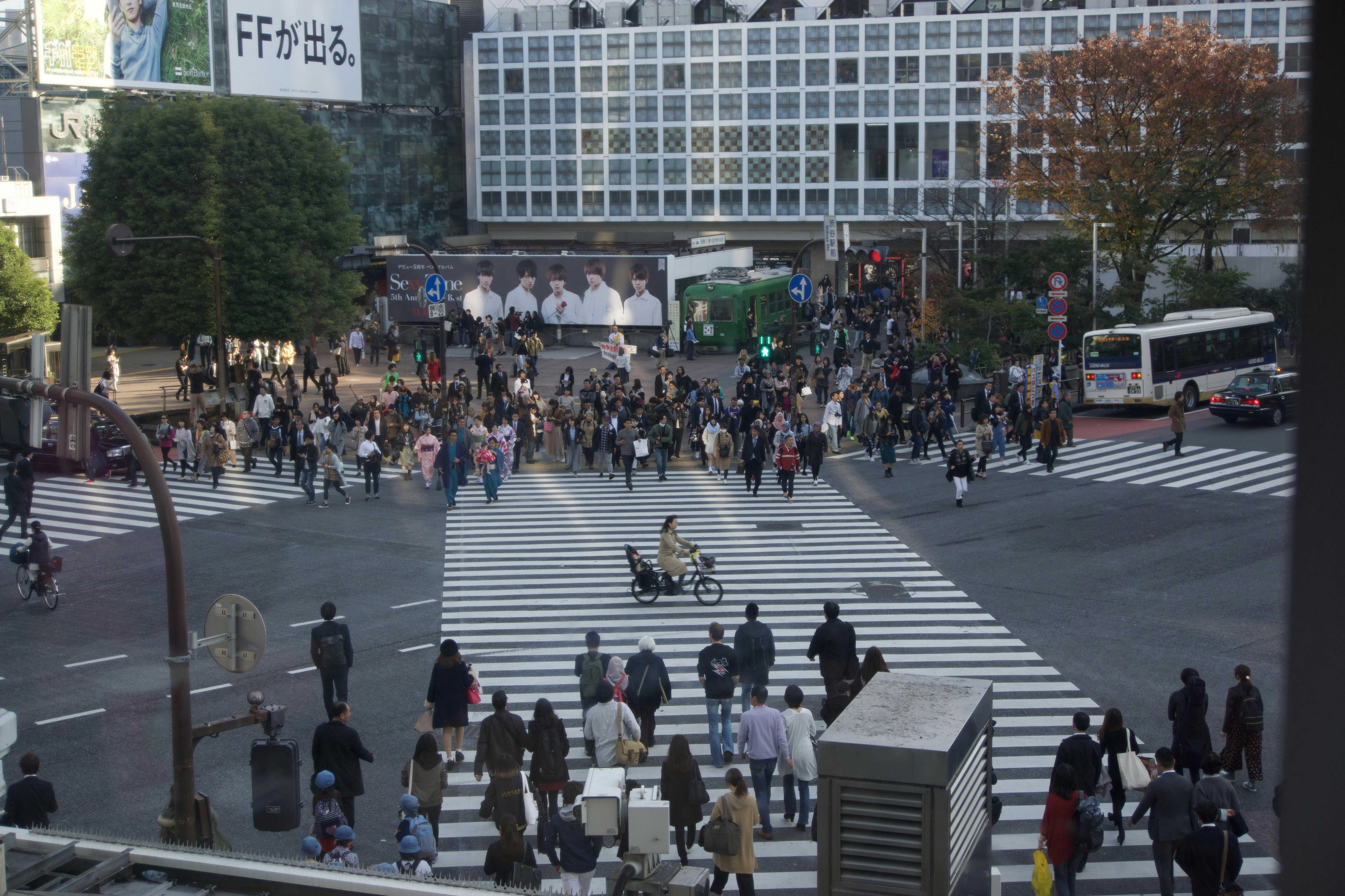 横断歩道を渡る人々の群れ