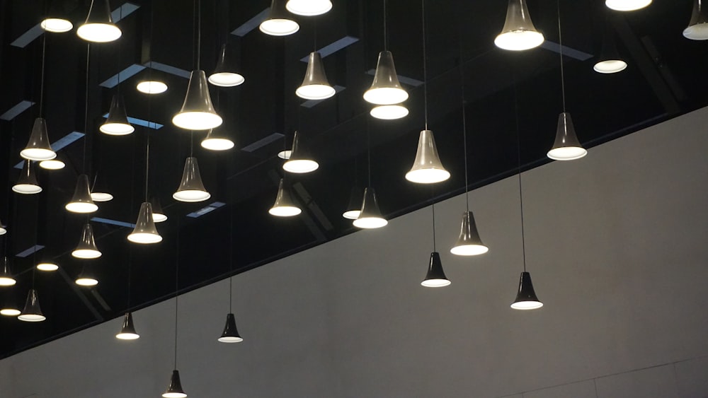 un tas de lumières suspendues à un plafond