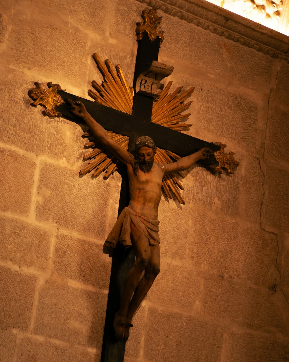 Eine Statue von Jesus am Kreuz an einer Wand