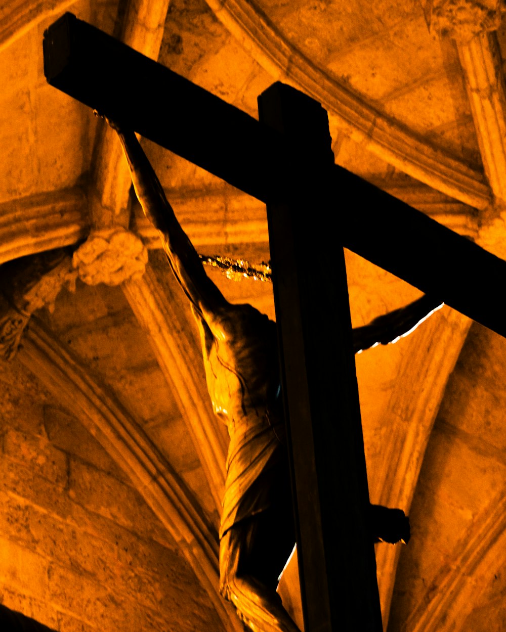 Eine Statue von Jesus auf einem Holzkreuz