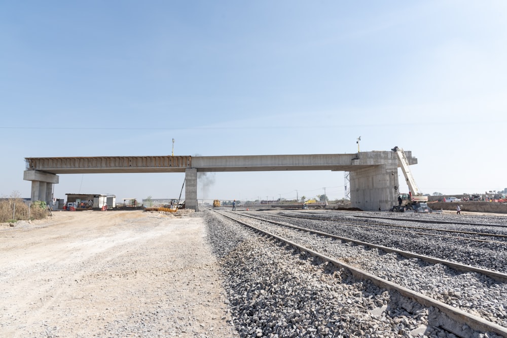 un binario ferroviario con un ponte sullo sfondo