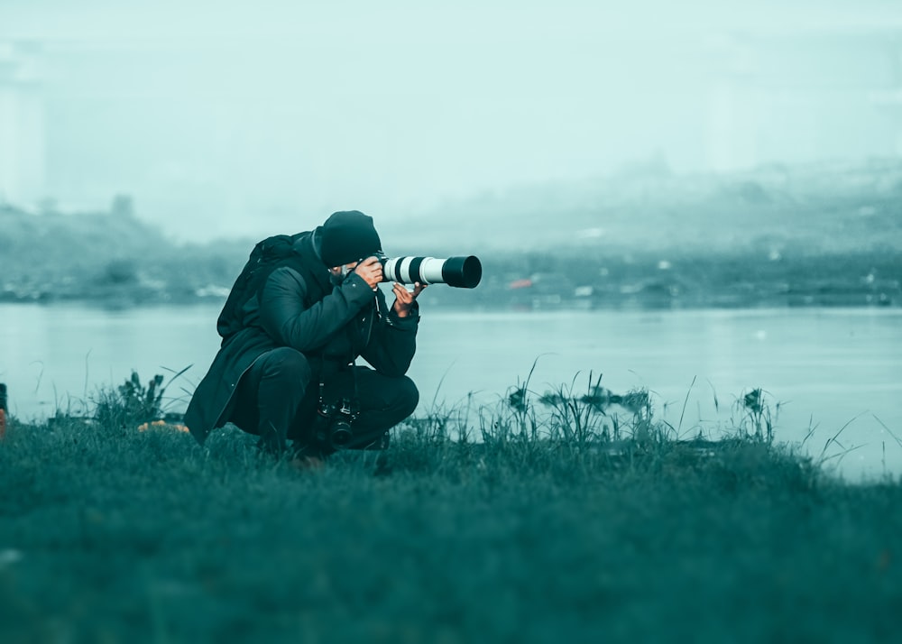 Ein Fotograf fotografiert ein Gewässer
