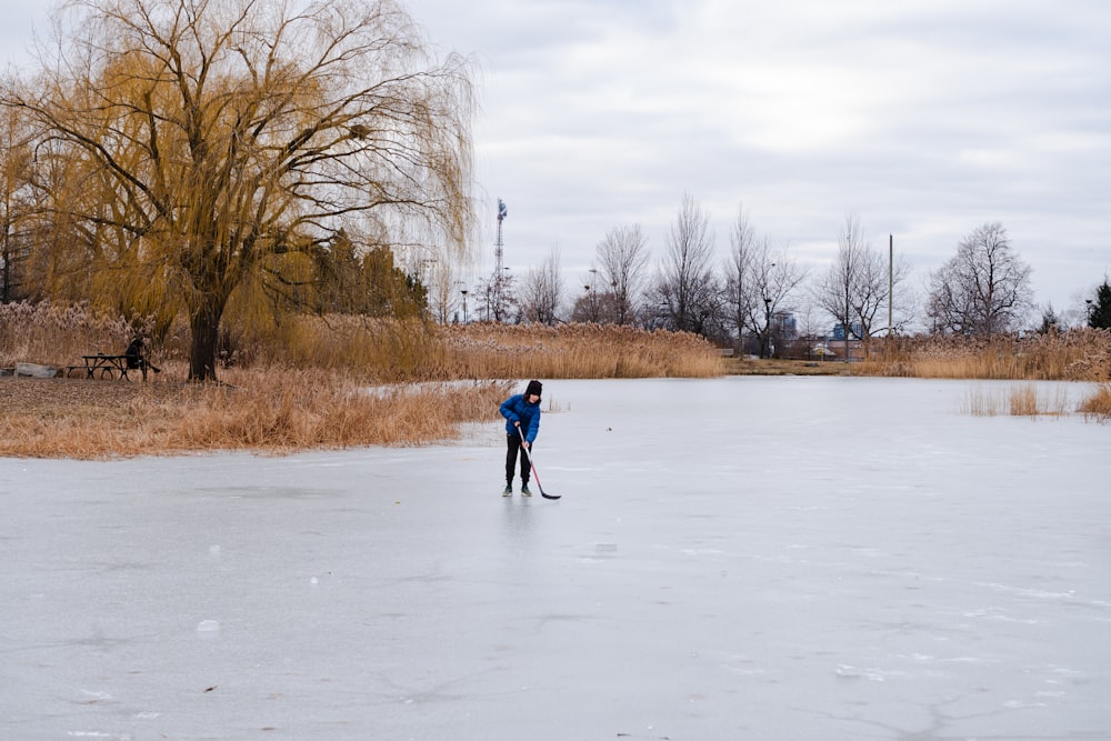 um homem em cima de um lago congelado