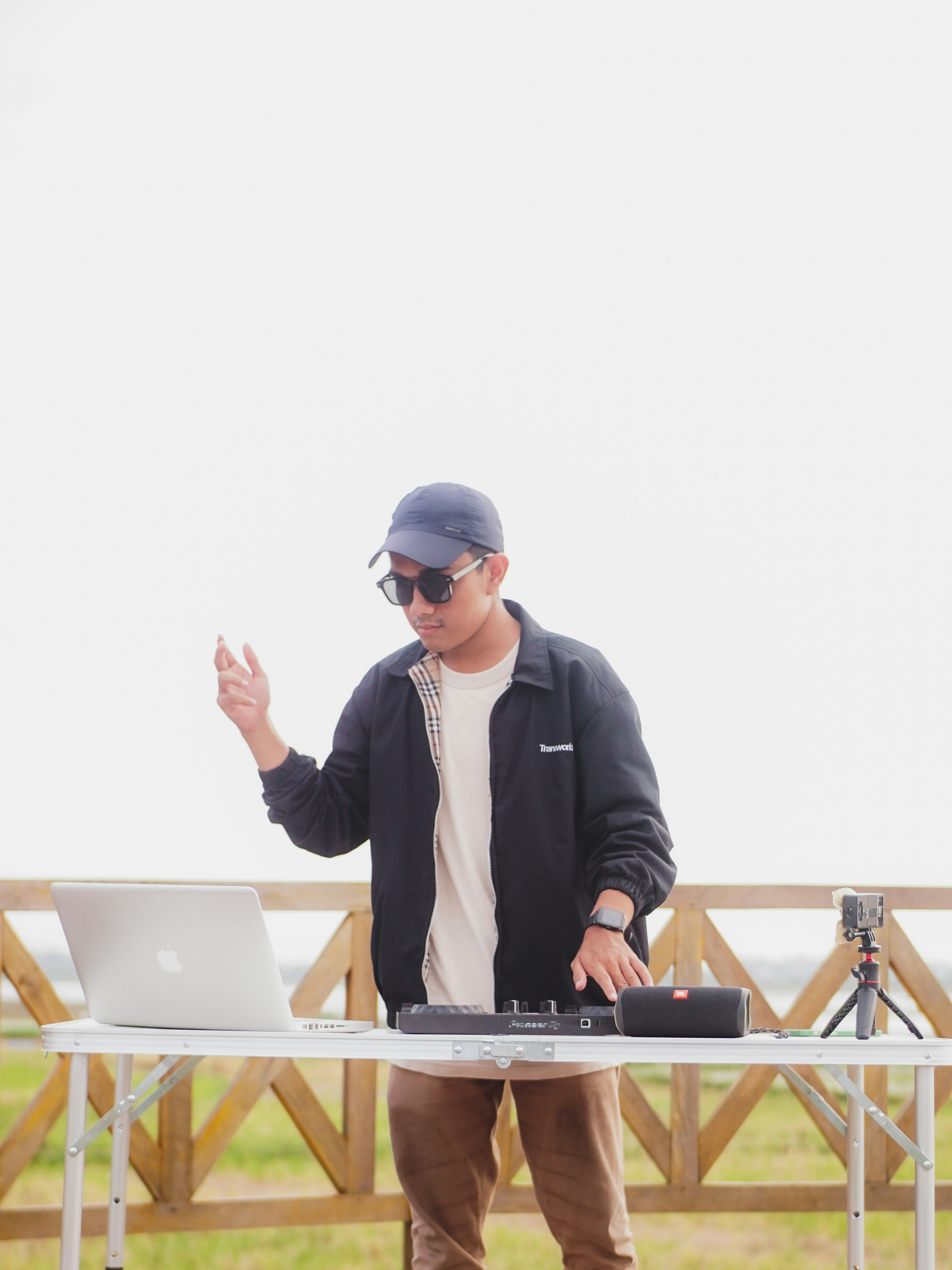 ein Mann, der vor einem Laptop steht