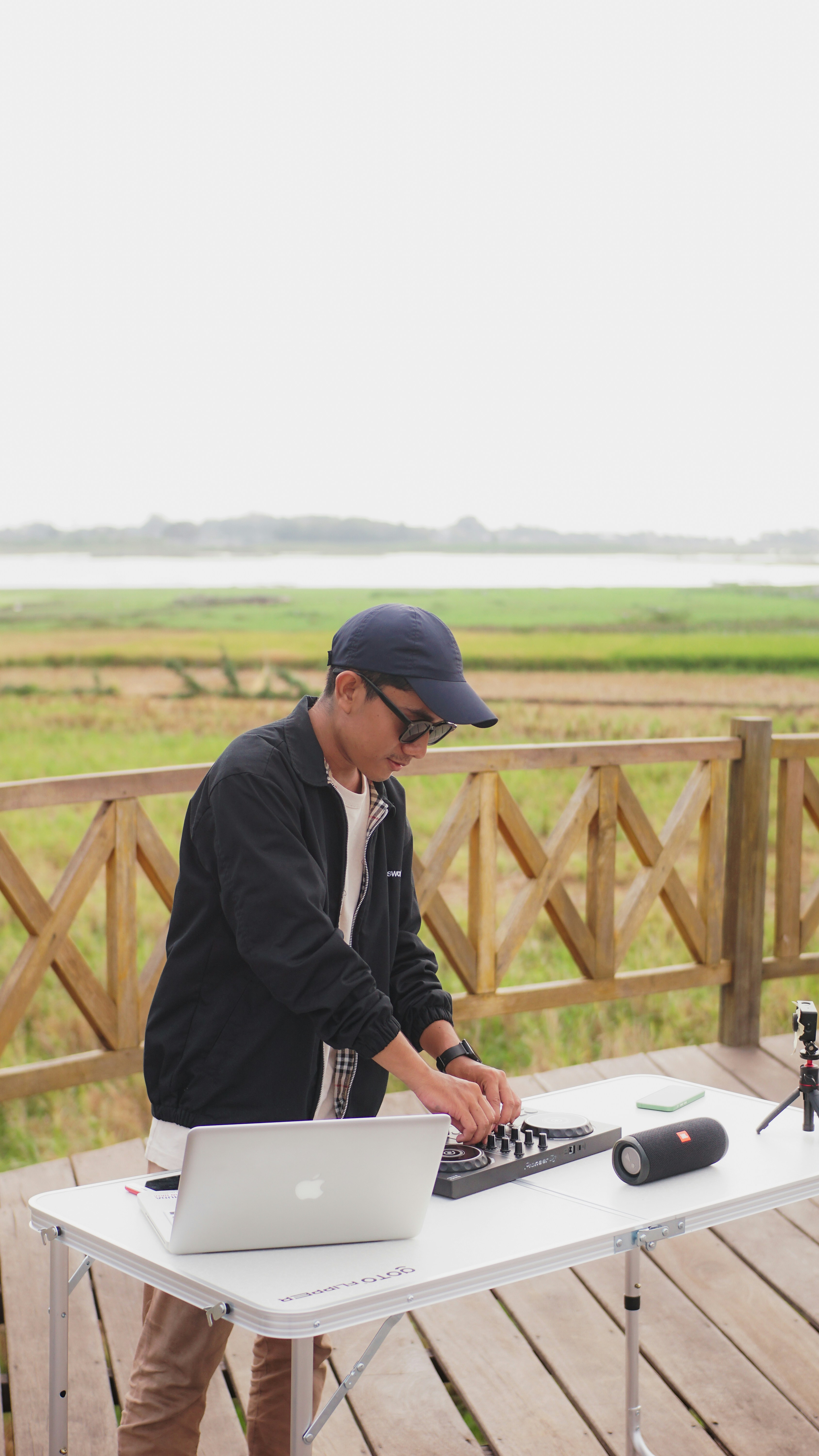ein Mann, der mit einem Laptop an einem Tisch steht