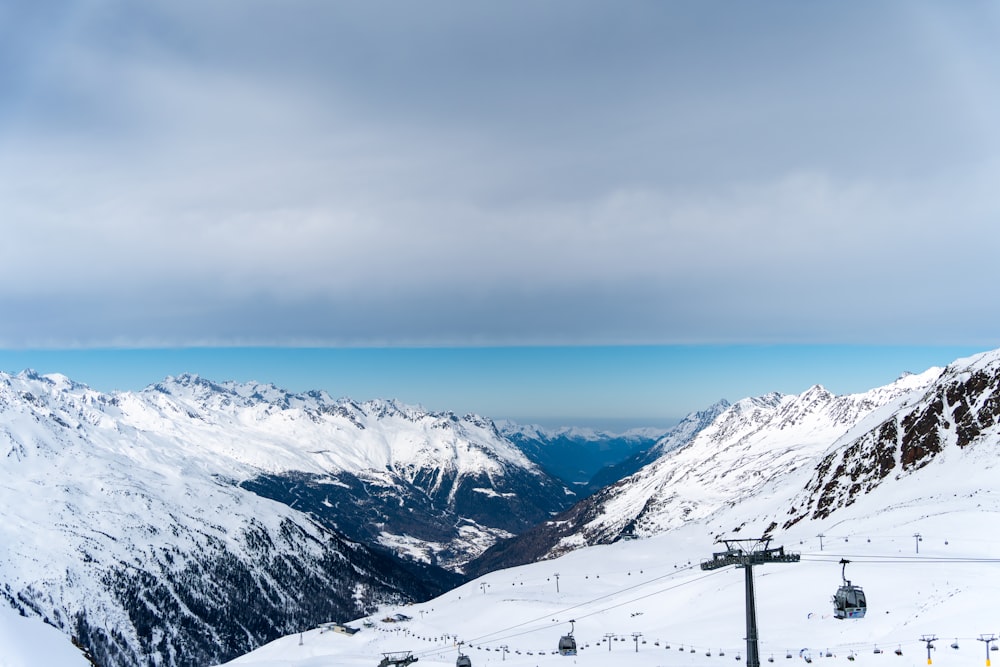 um teleférico subindo uma montanha nevada