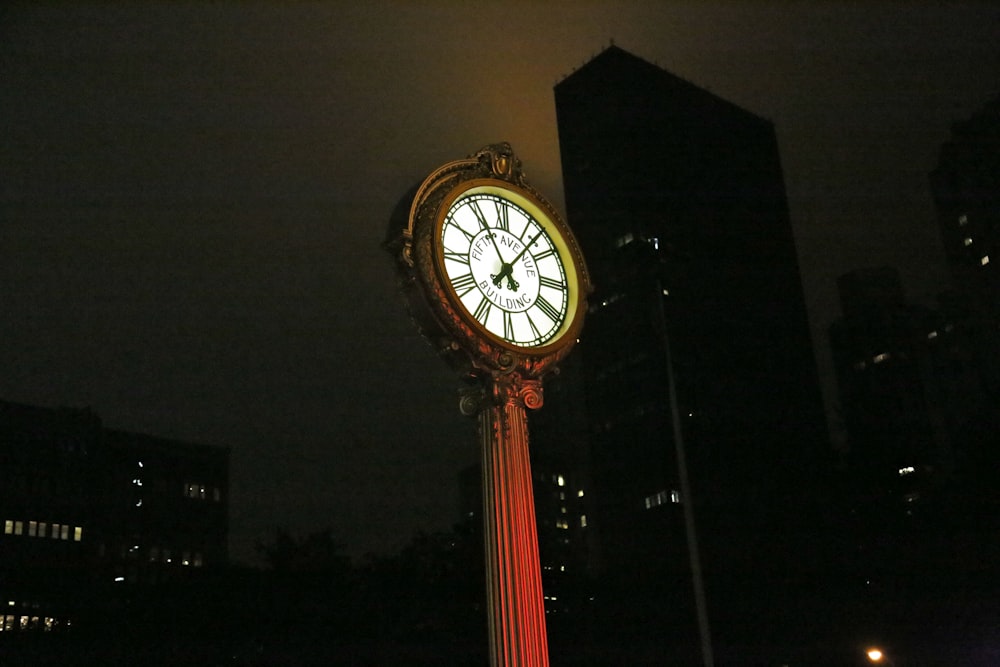 밤의 도시 한복판에 있는 큰 시계탑