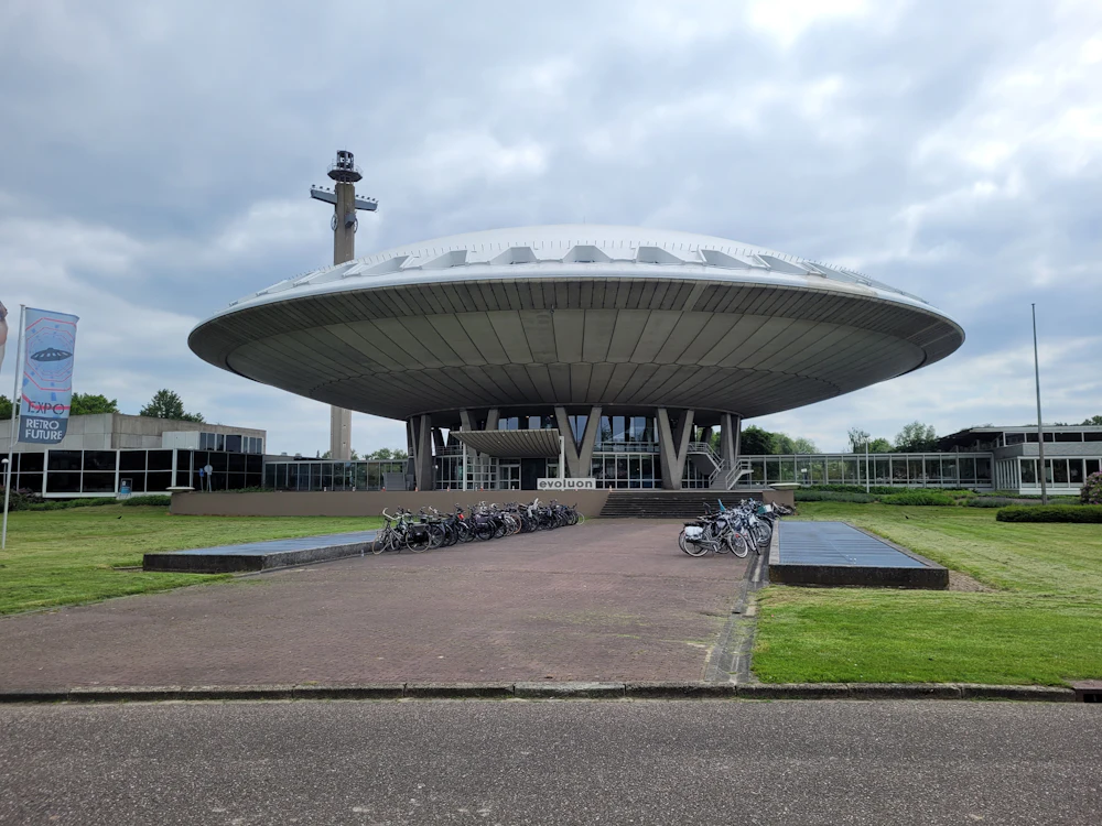 Budynek z ogromną kopułą w Eindhoven