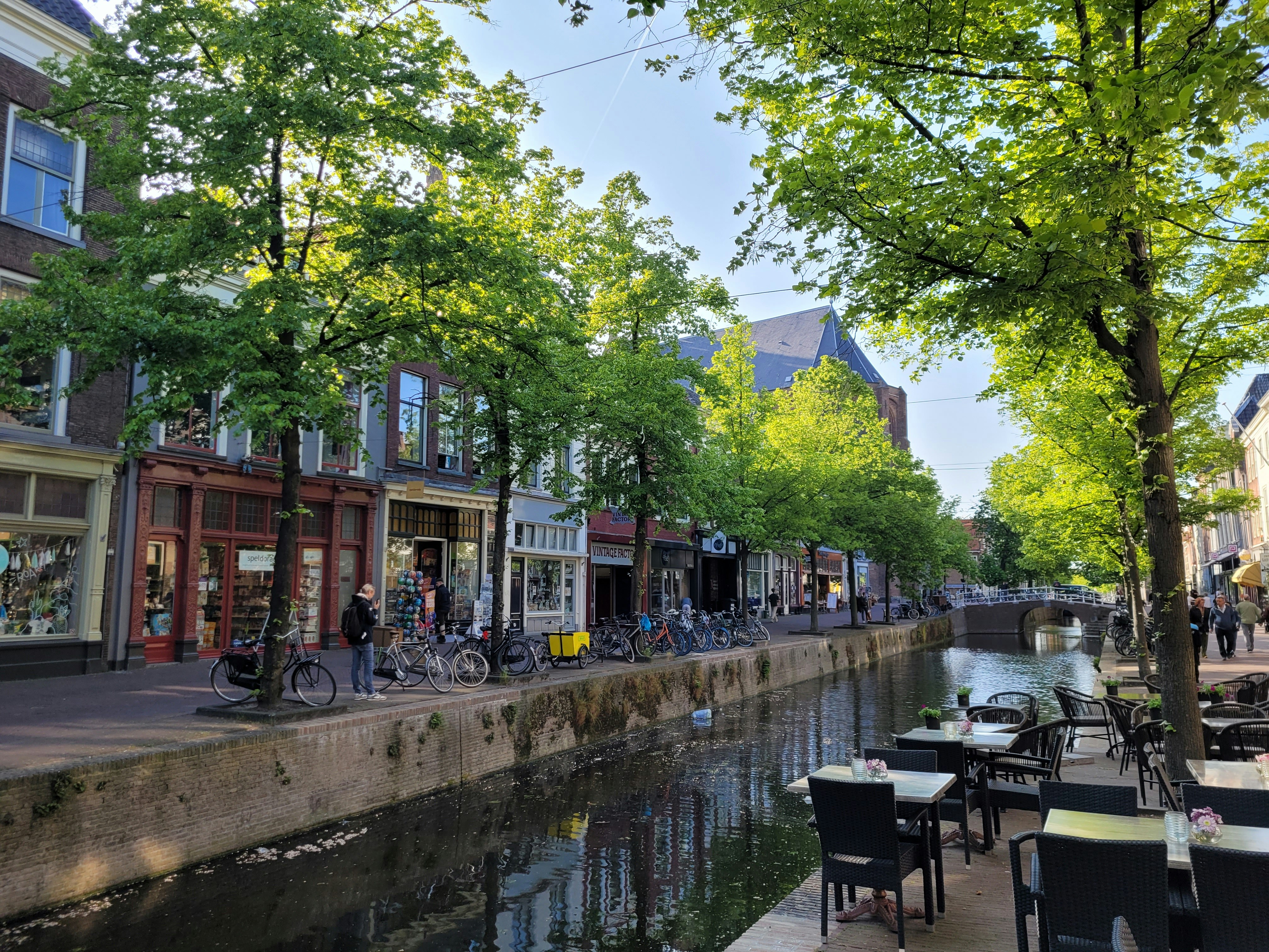 un río que atraviesa una ciudad junto a edificios altos
