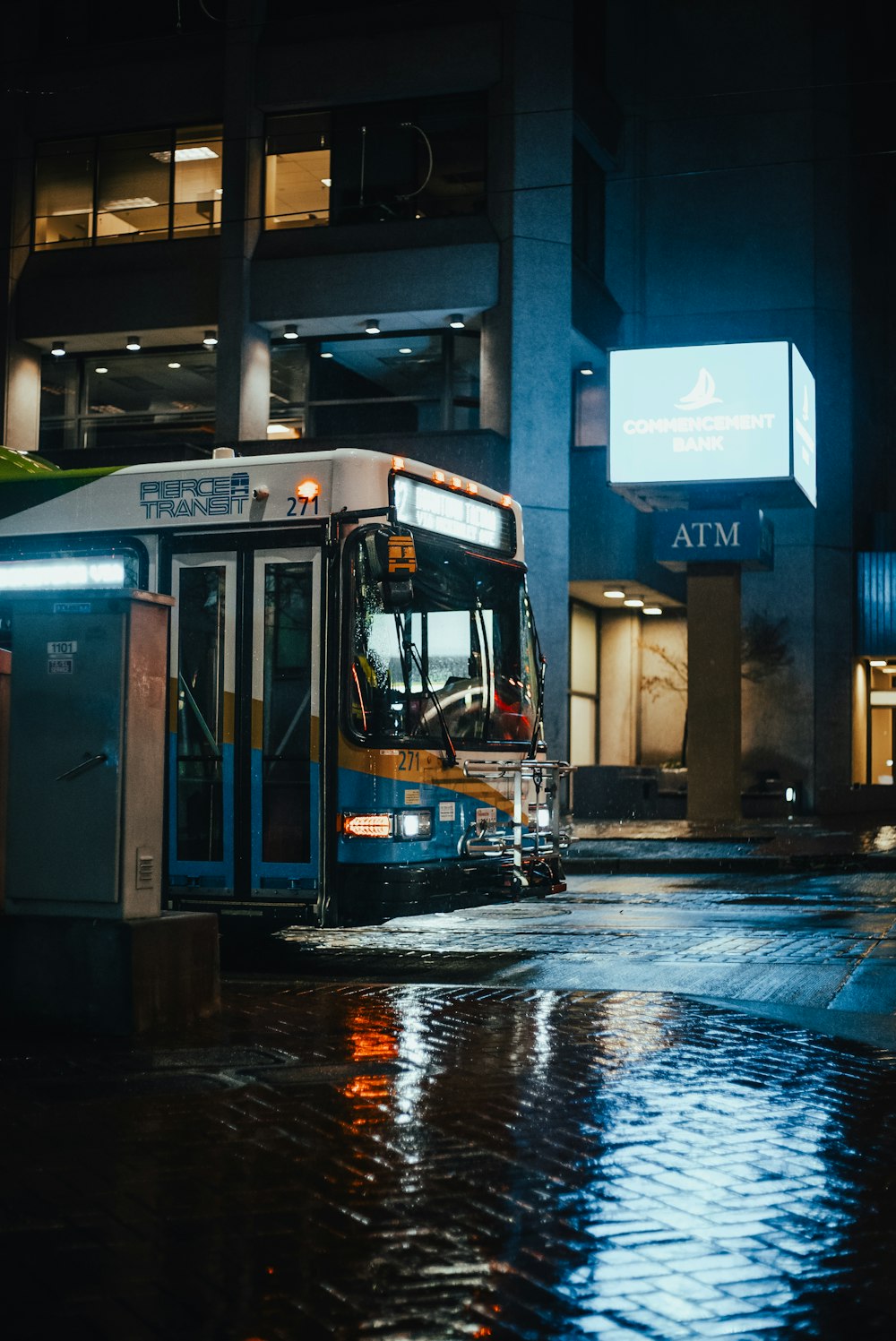 um ônibus está estacionado na lateral da rua