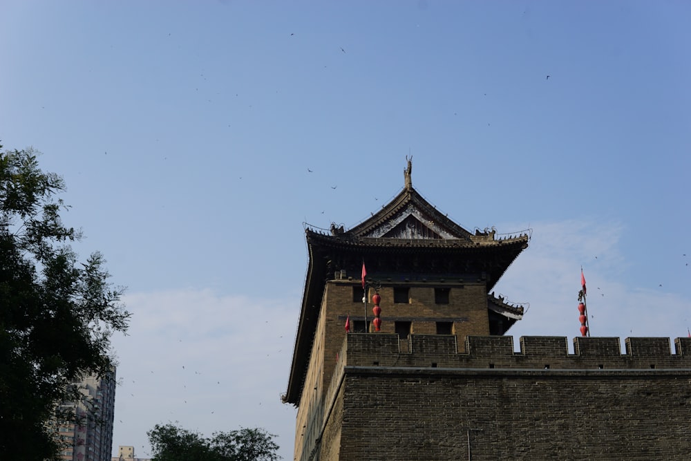 ein hoher Turm mit einer Flagge auf der Spitze