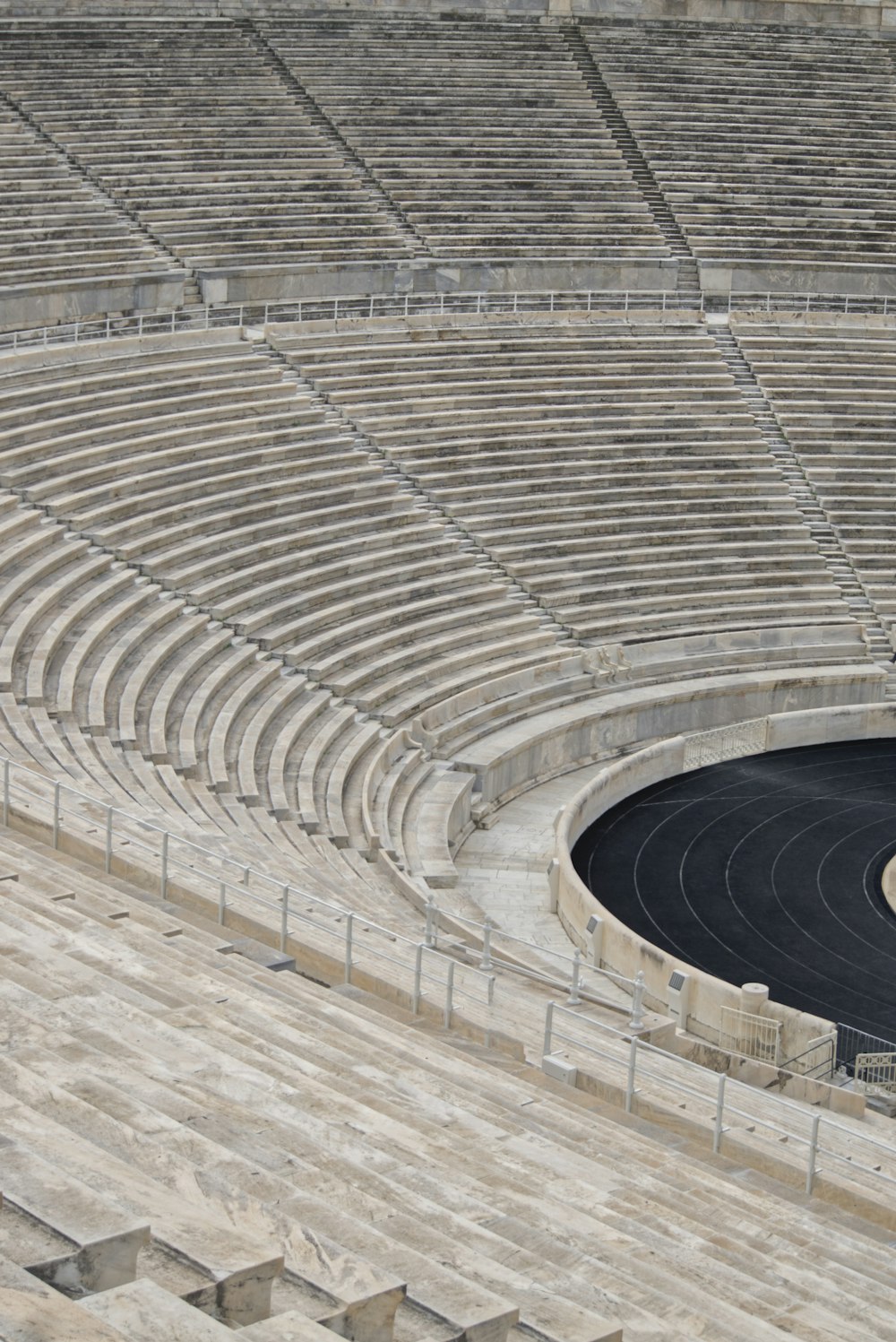 Ein leeres Stadion mit vielen Sitzplätzen