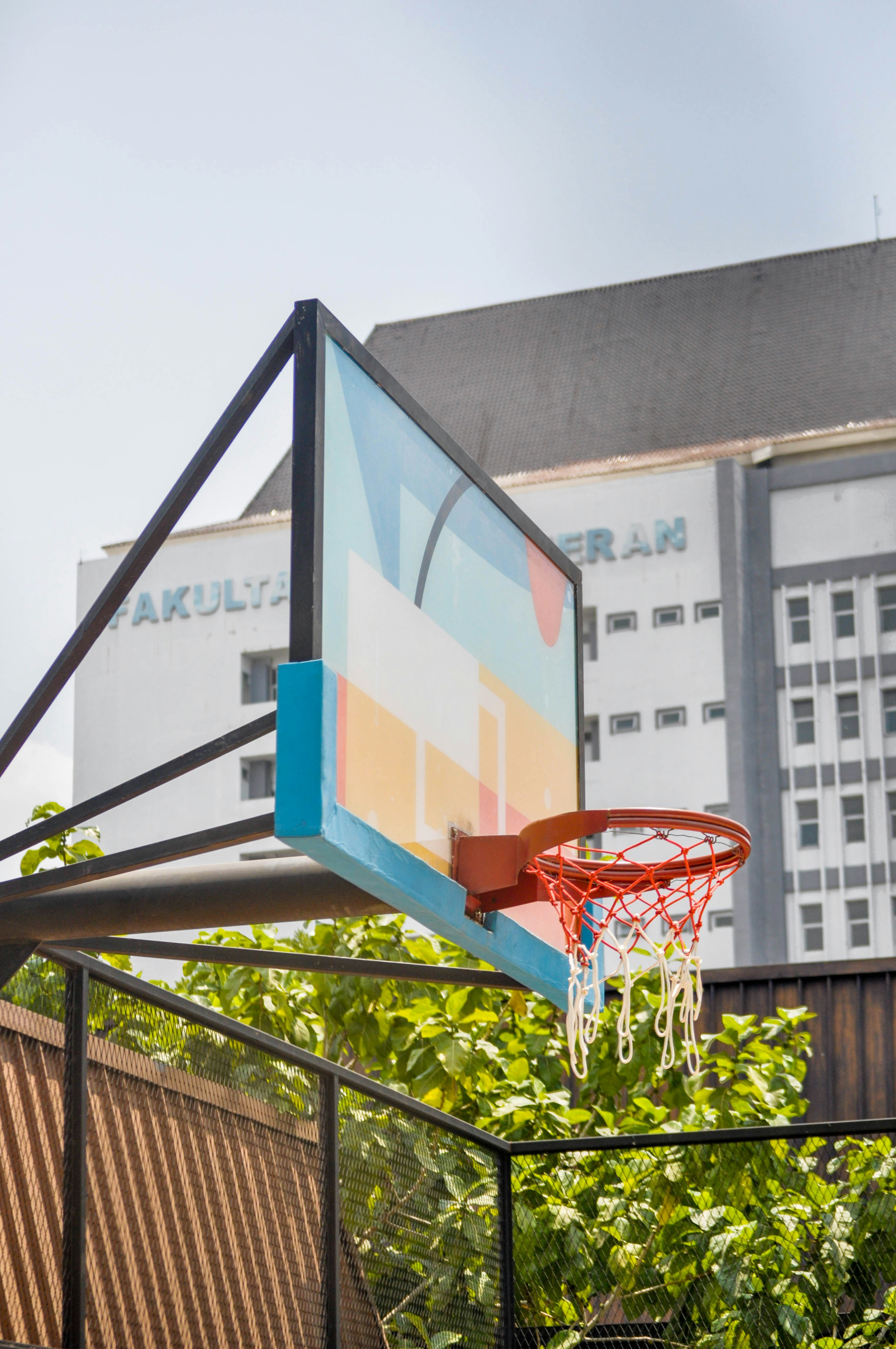 ring basket dengan bola basket melewatinya