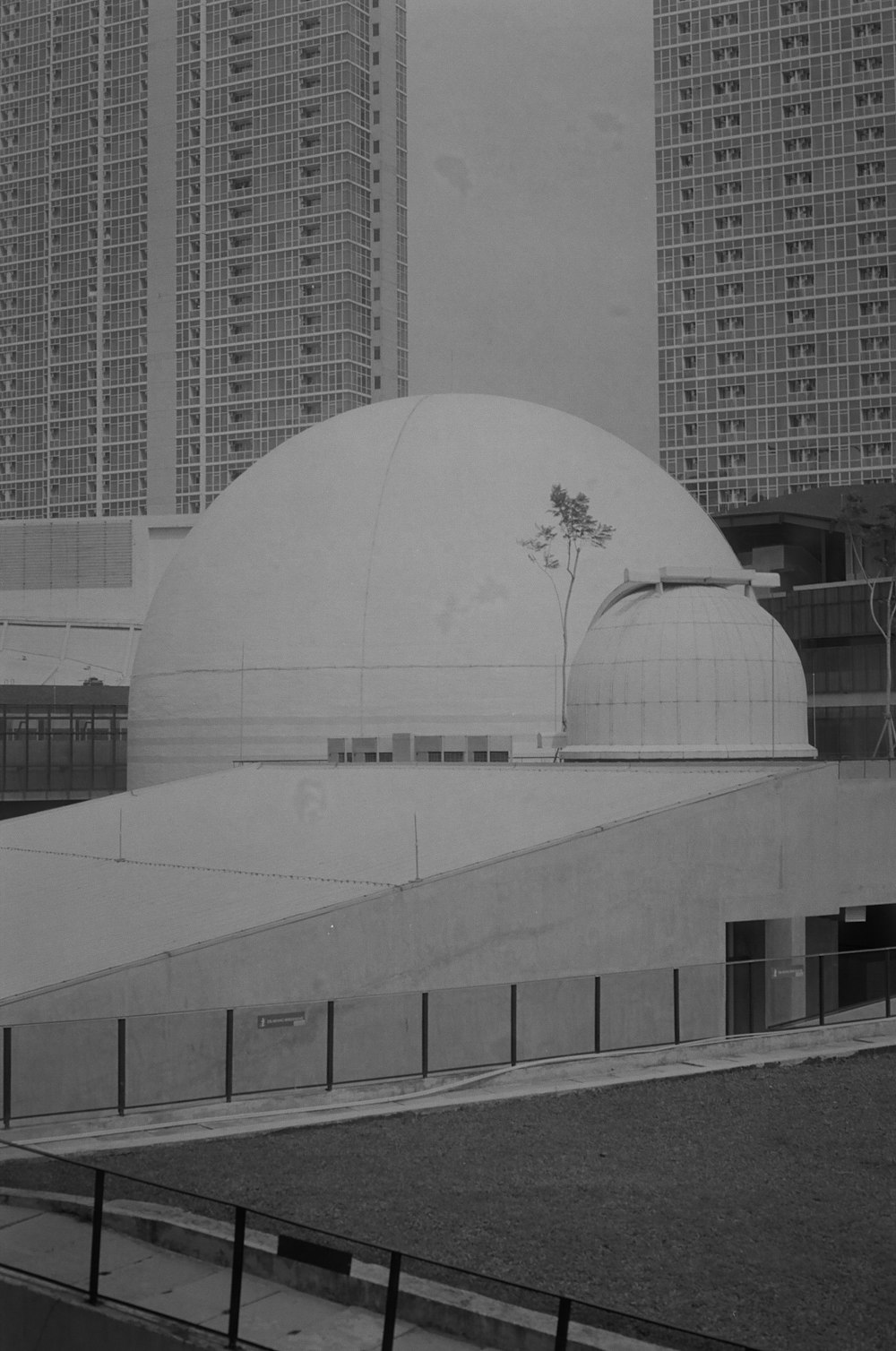 Una foto in bianco e nero di un edificio con una cupola