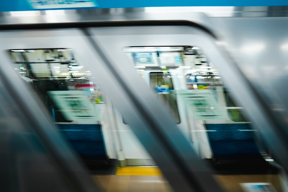 문이 열려 있는 지하철 열차의 흐릿한 사진