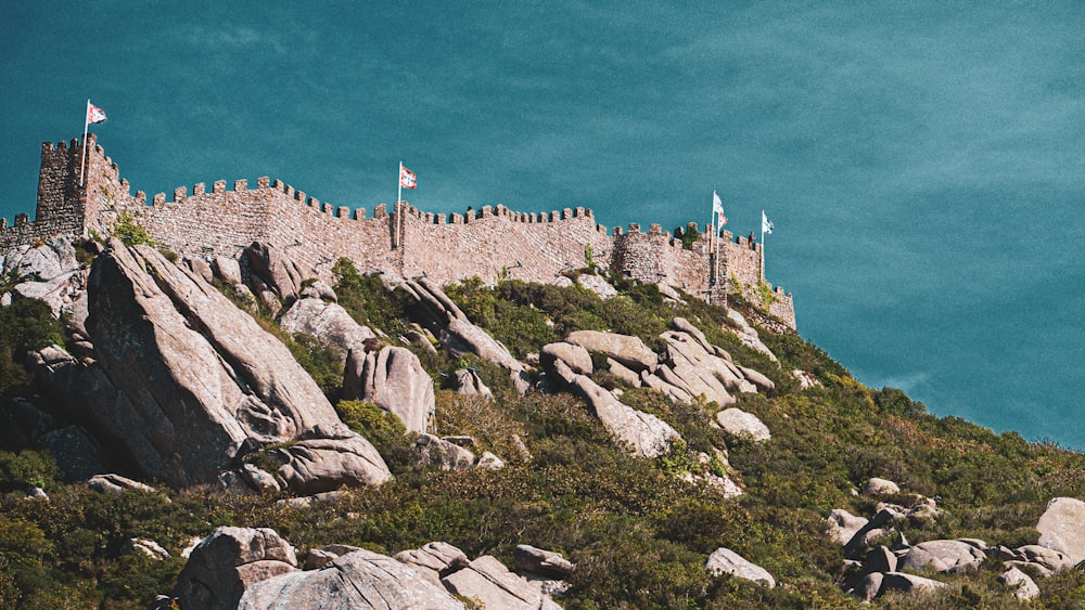 Un castello in cima a una collina rocciosa