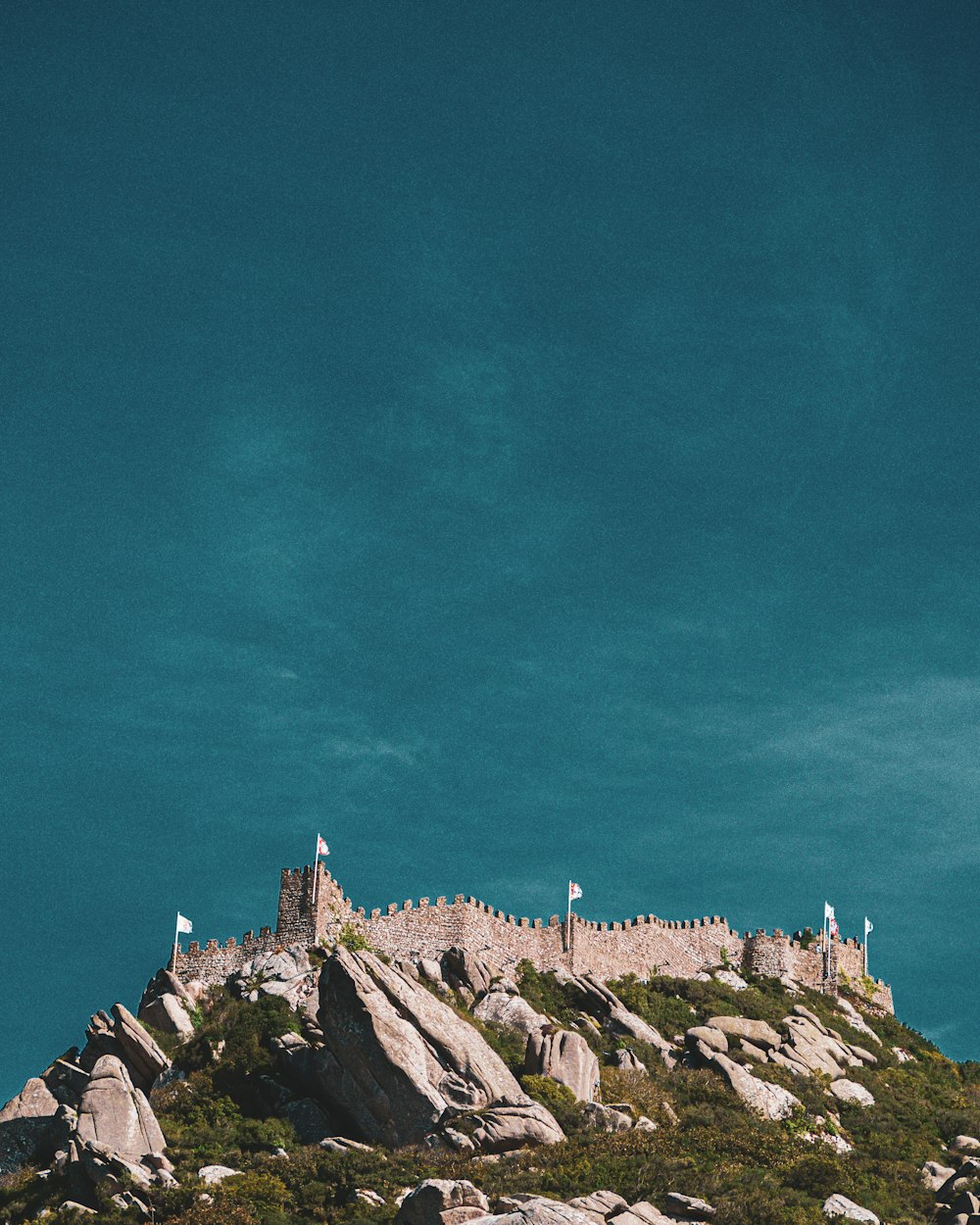 Un castello in cima a una collina rocciosa