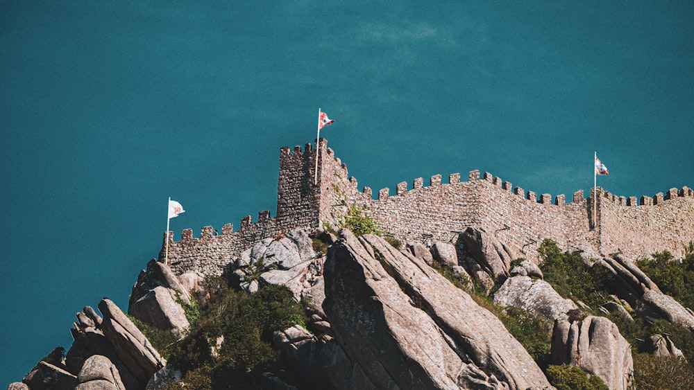 un castello con una bandiera in cima