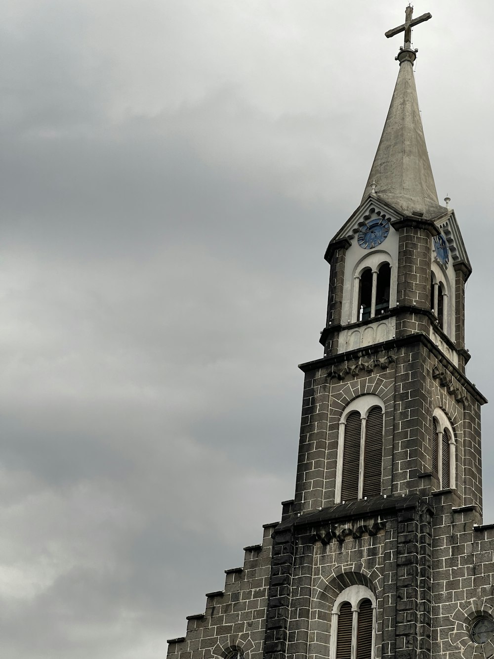 un campanario de iglesia con una cruz en la parte superior