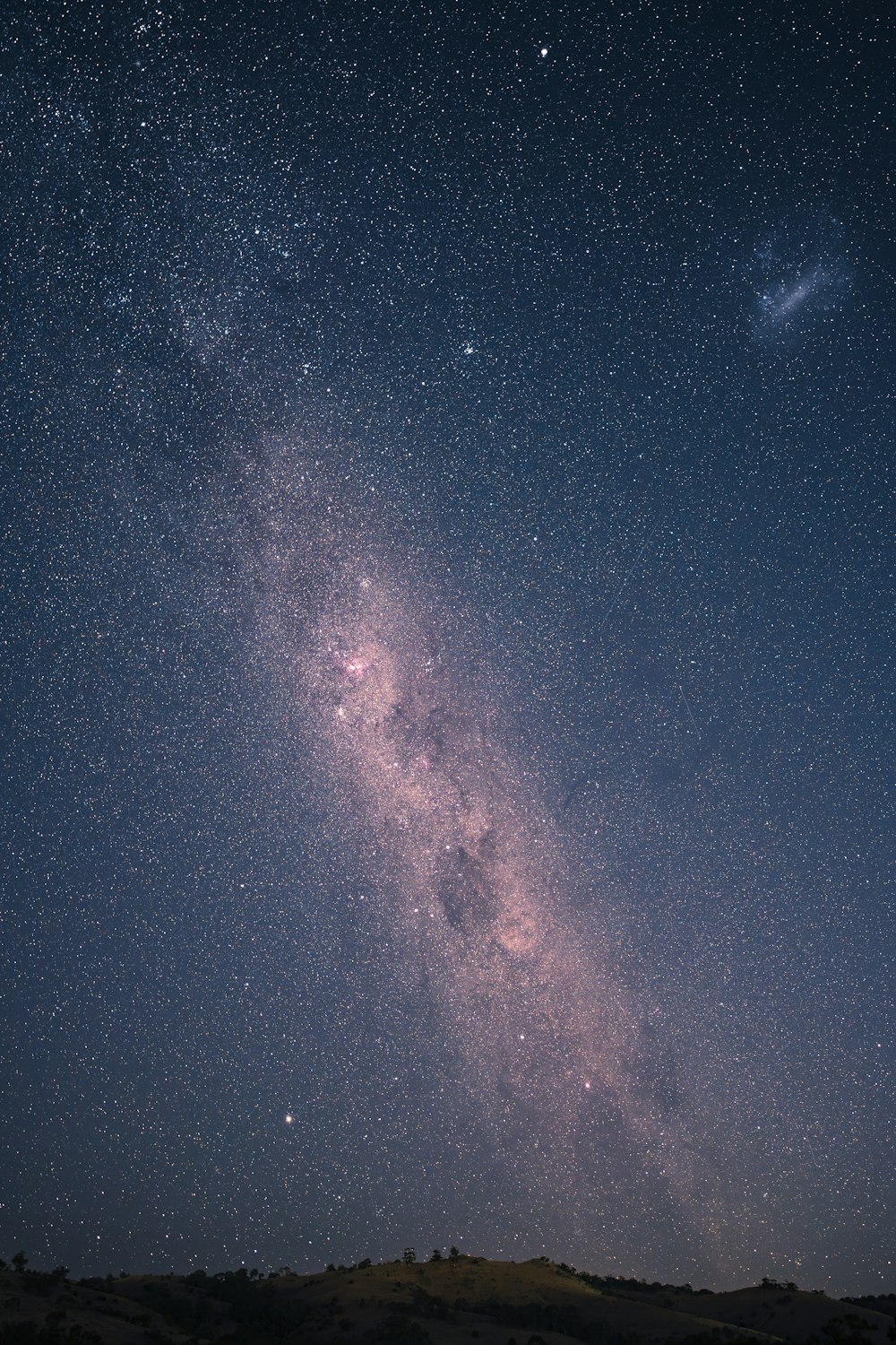 le ciel nocturne avec des étoiles et le laiteux